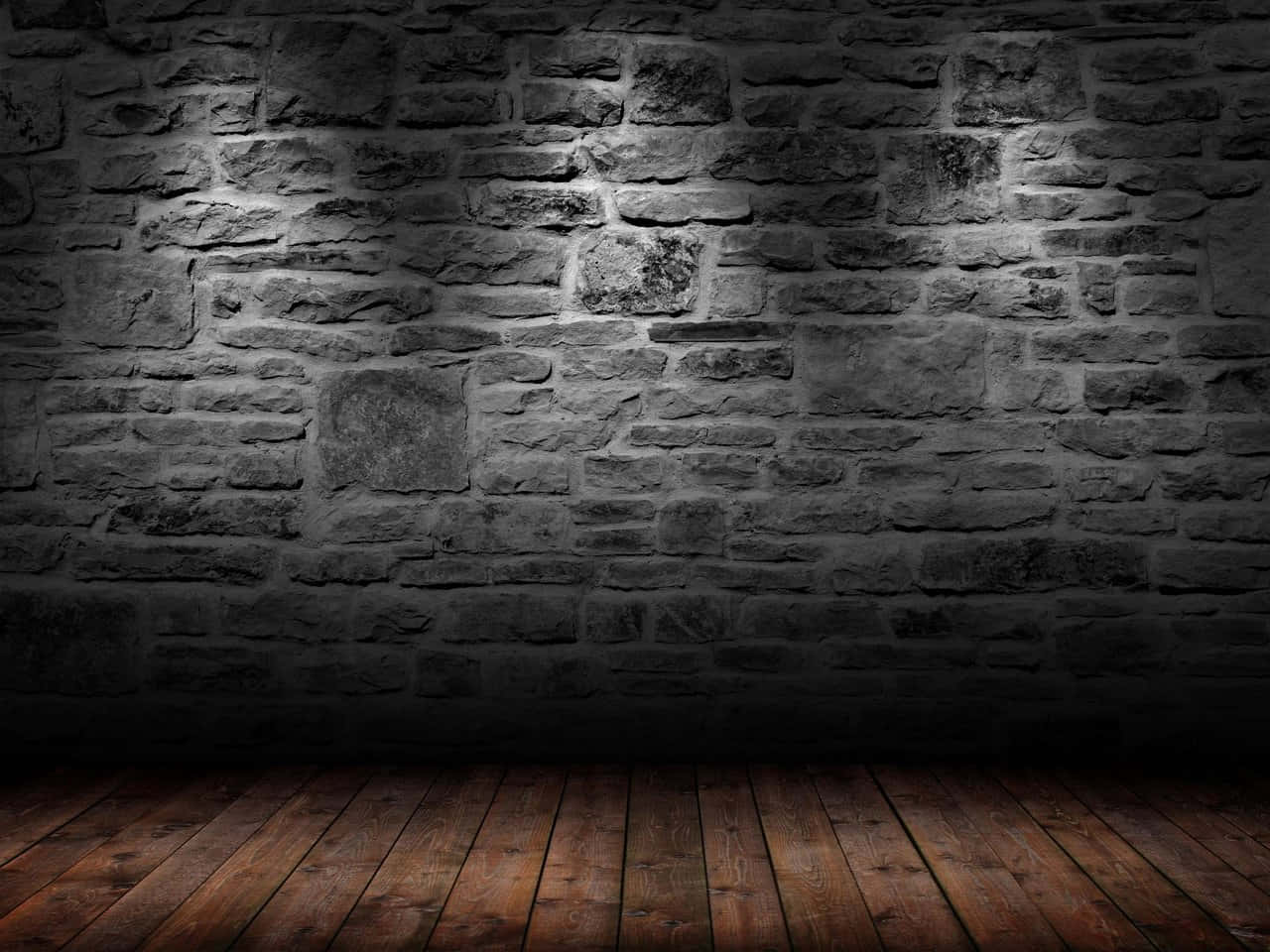 wall 桌布 壁紙 — 昏暗的石牆配上聚光燈效果，與溫暖的木地板形成對比，營造出陰鬱的空房間氛圍。