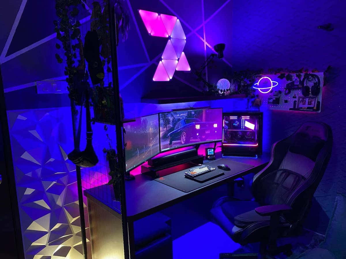 Gaming Pc Setup 桌布 壁紙 — 昏暗的遊戲設置，沐浴在充滿活力的紫色和藍色LED燈光中，配備彎曲顯示器，顯示賽車遊戲。