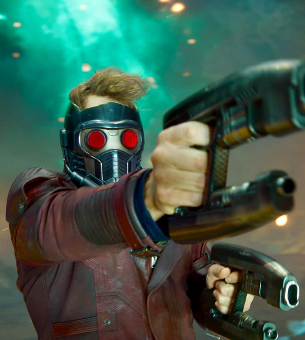 Guardians Of The Galaxy 2 桌布 壁紙 — 星爵用發光的紅色眼睛瞄準雙爆破槍，背景是宇宙綠色星雲。