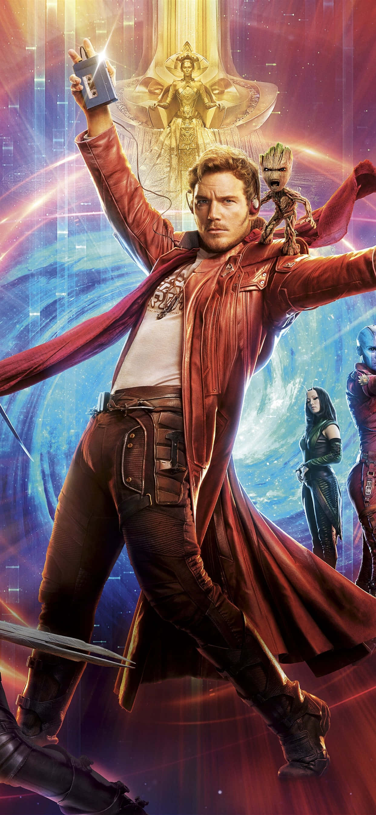 Guardians Of The Galaxy 2 桌布 壁紙 — 星爵身穿紅色外套，肩上扛著格魯特，在宇宙背景下英勇站立，周圍有發光的能量和漂浮的角色。