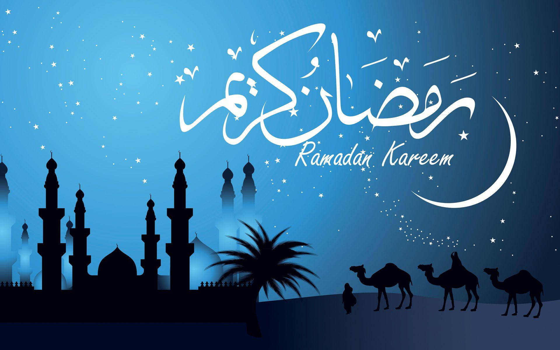 Ramadan 桌布 壁紙 — 星空下清真寺、駱駝和棕櫚樹的剪影，配上發光的白色阿拉伯書法「Ramadan Kareem」。