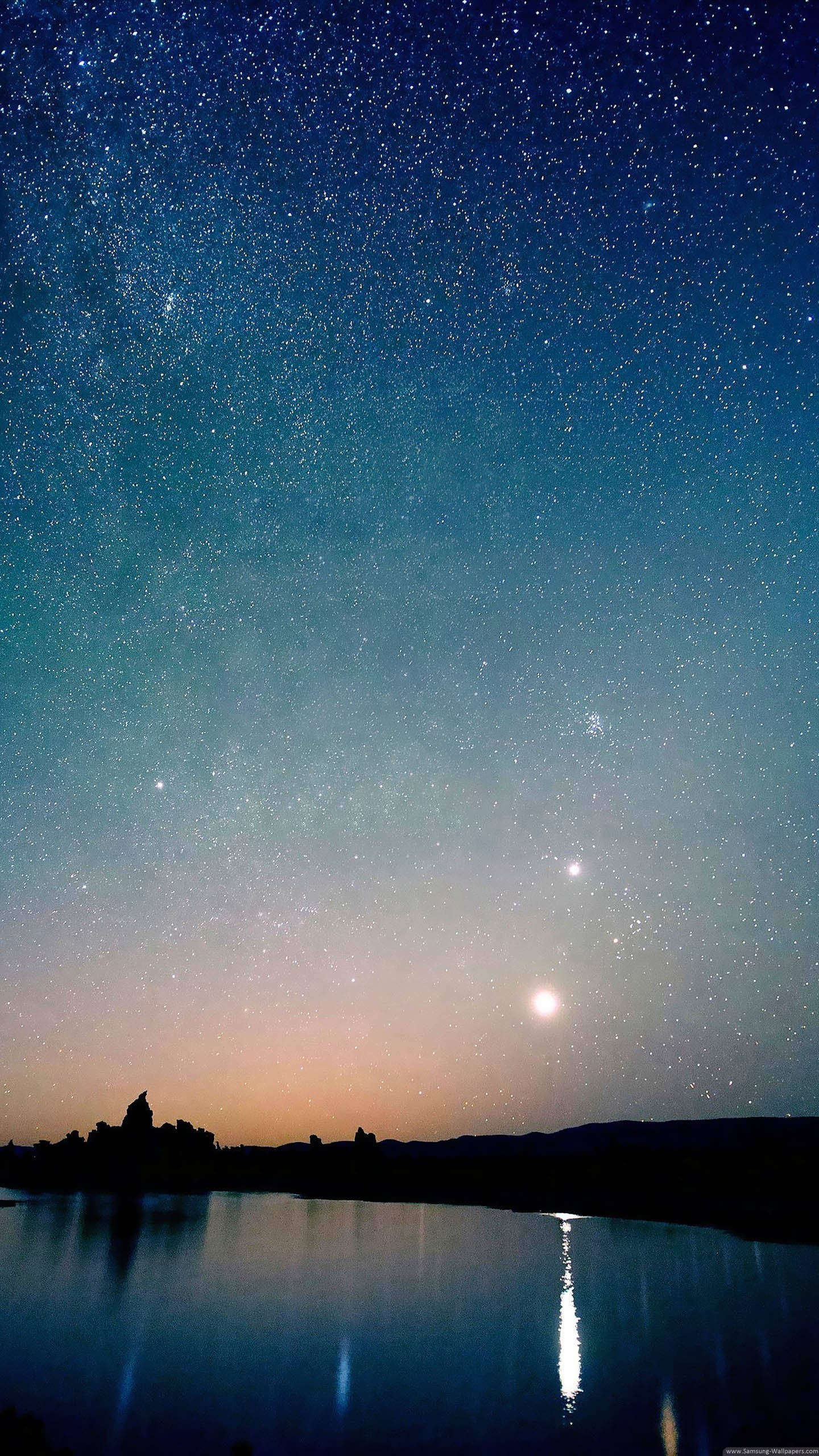 Beautiful Sky 桌布 壁紙 — 星空之夜，明亮的月亮和星星倒映在平靜的湖面上，下方是剪影般的山丘。