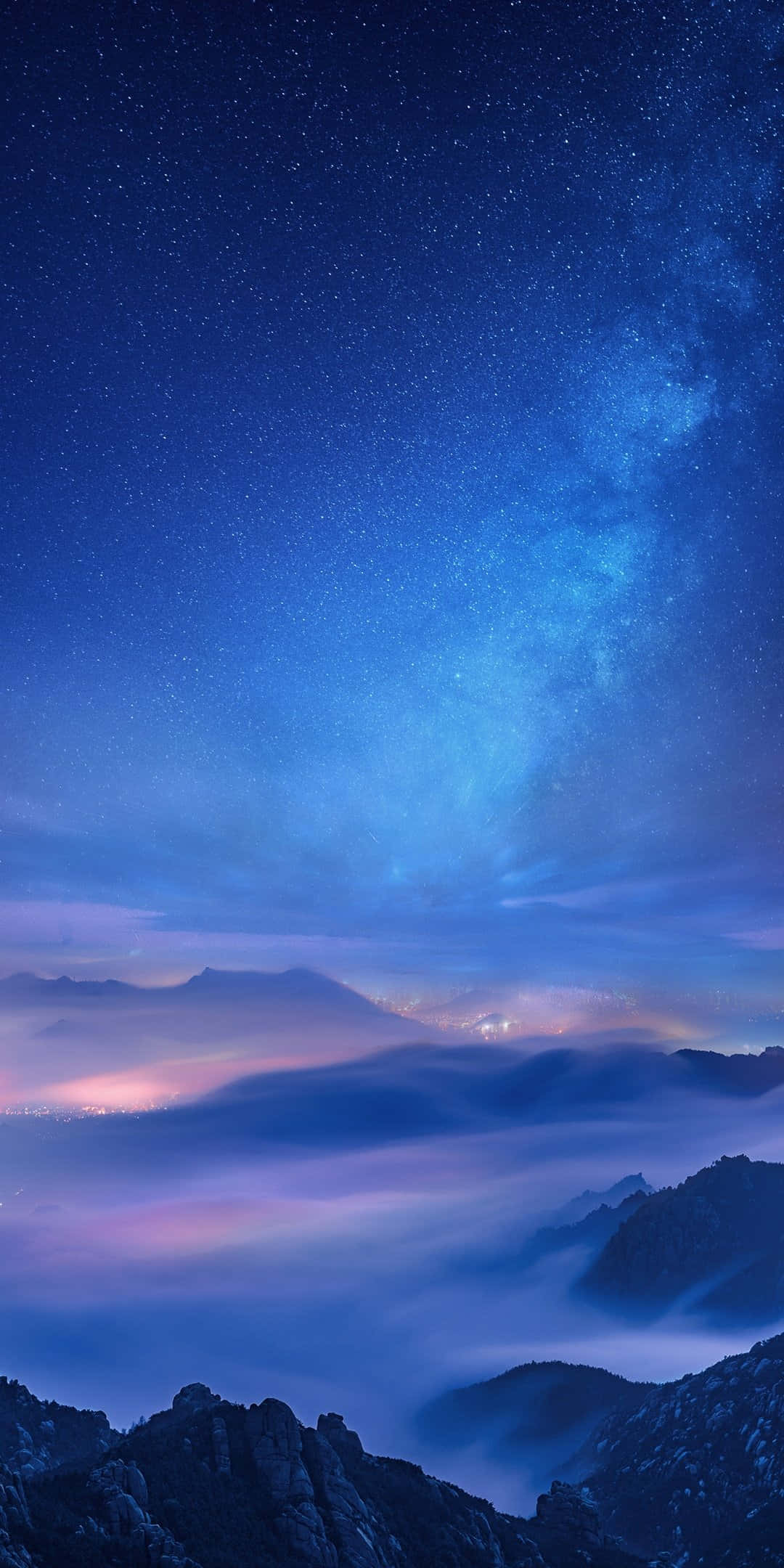 Xiaomi 桌布 壁紙 — 星空之夜，銀河拱橋於霧氣繚繞的山巒與發光的雲層之上。