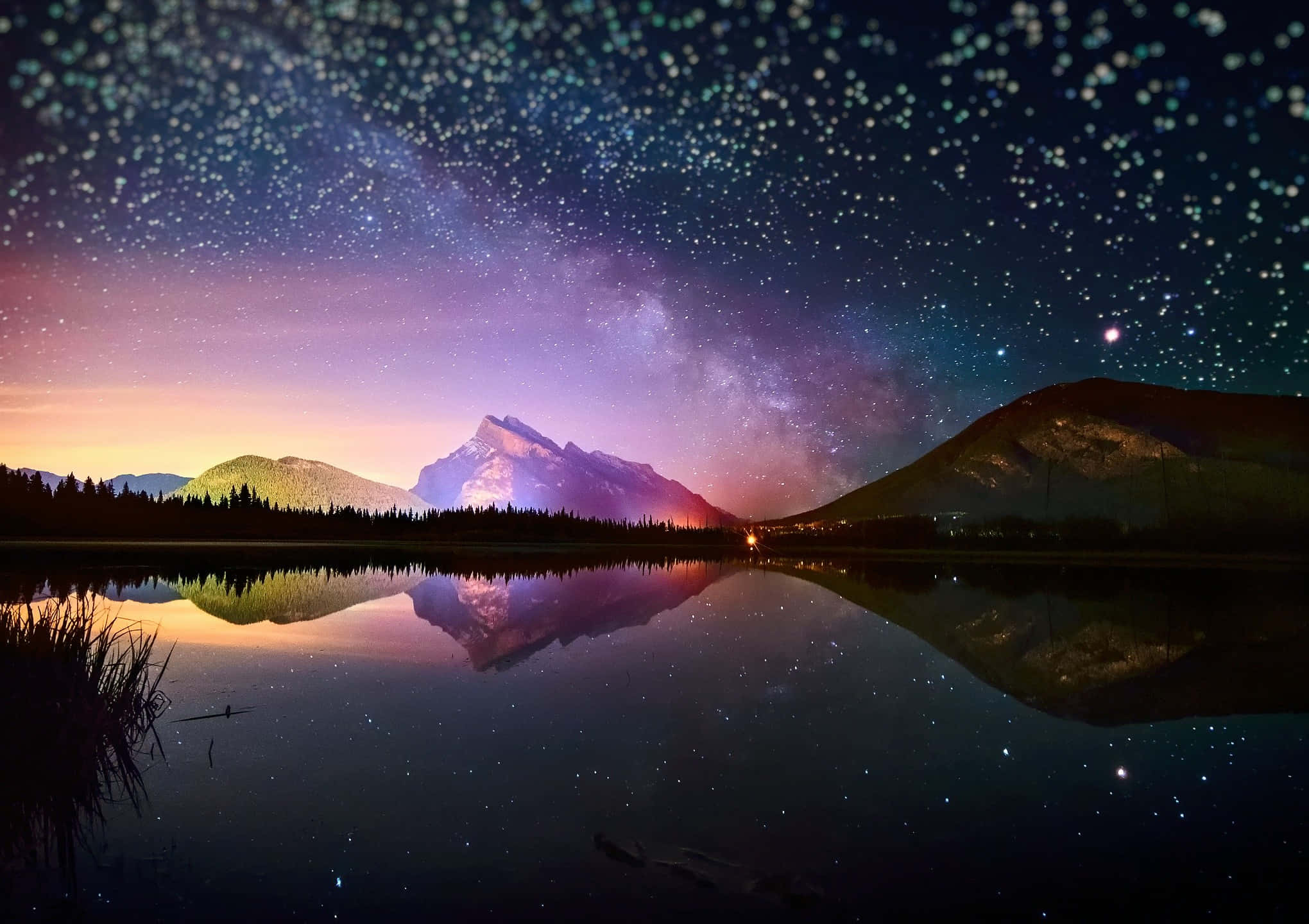 夜空 桌布 壁紙 — 星空之夜，銀河拱跨平靜的湖面，倒映著山巒和暮色餘暉。