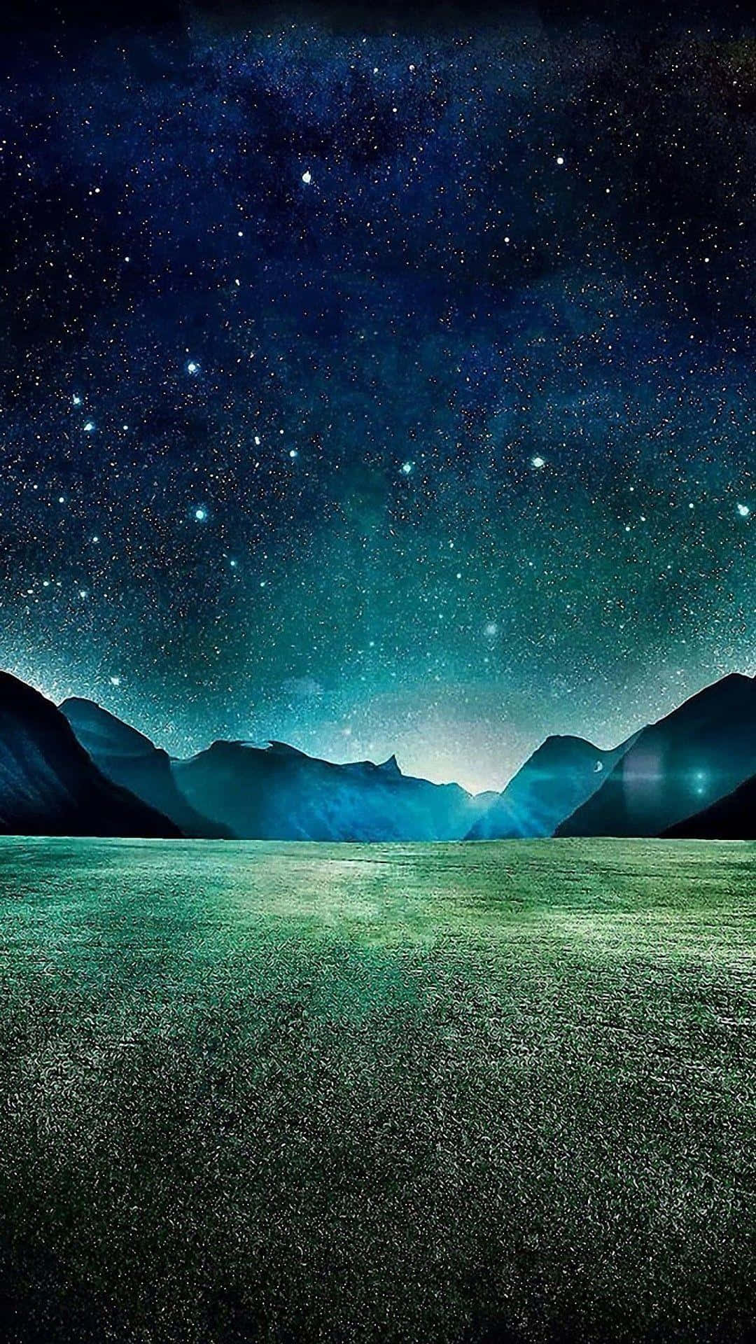 Night Aesthetic 桌布 壁紙 — 星空之夜在輪廓山脈和廣闊綠色田野之上，於宇宙光芒下閃耀。