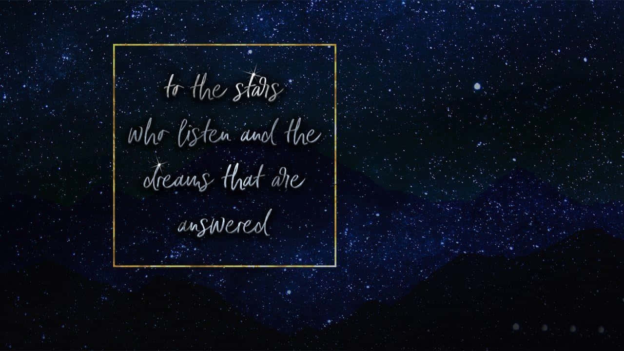 美學 桌布 壁紙 — 星空夜空，山巒剪影，金色邊框的詩意語句在宇宙背景下柔和發光。