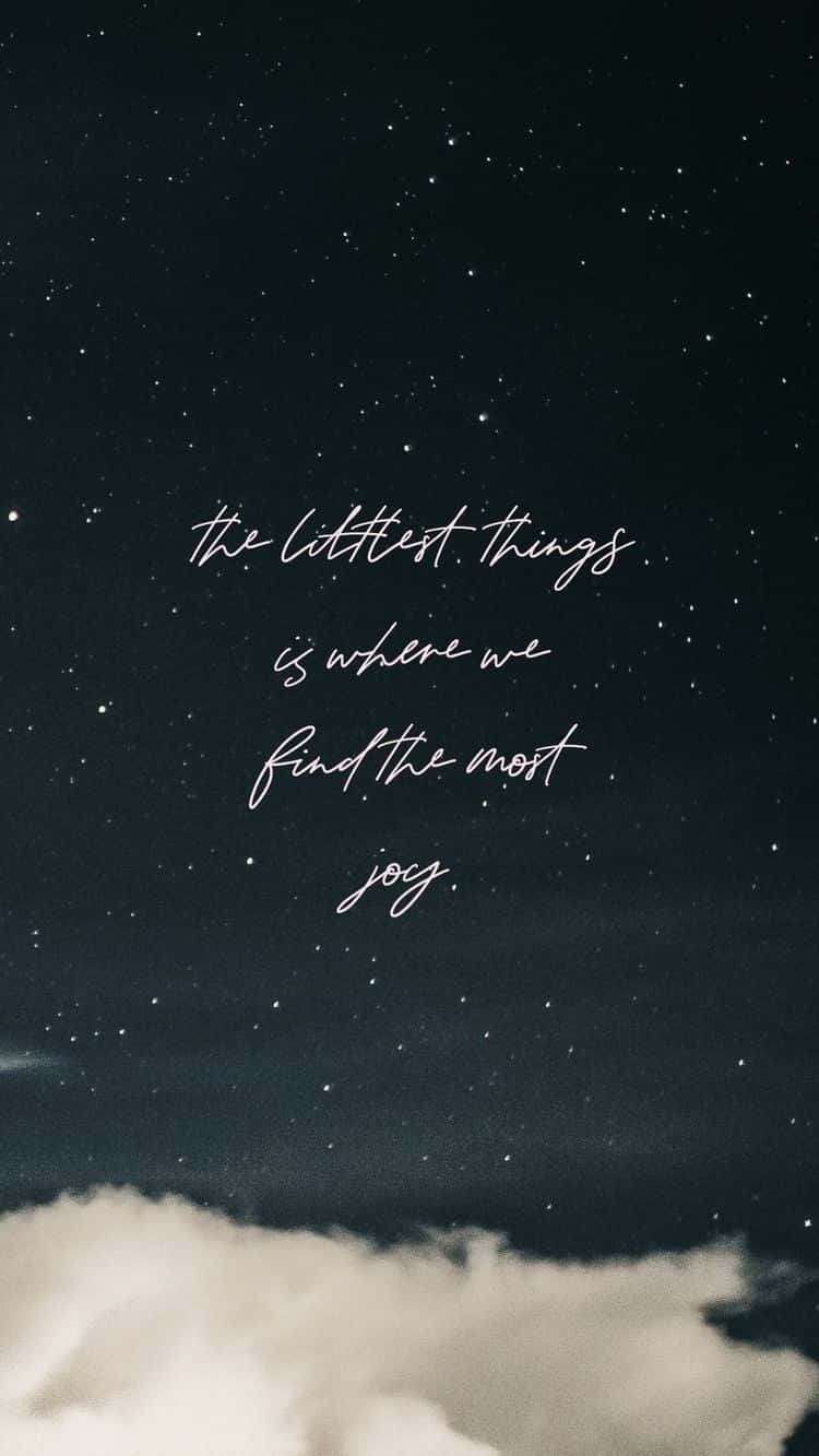 桌布 壁紙 — 星空夜空，帶有柔和雲朵和優雅草書文字，寫著「the littlest things is where we find the most joy」。
