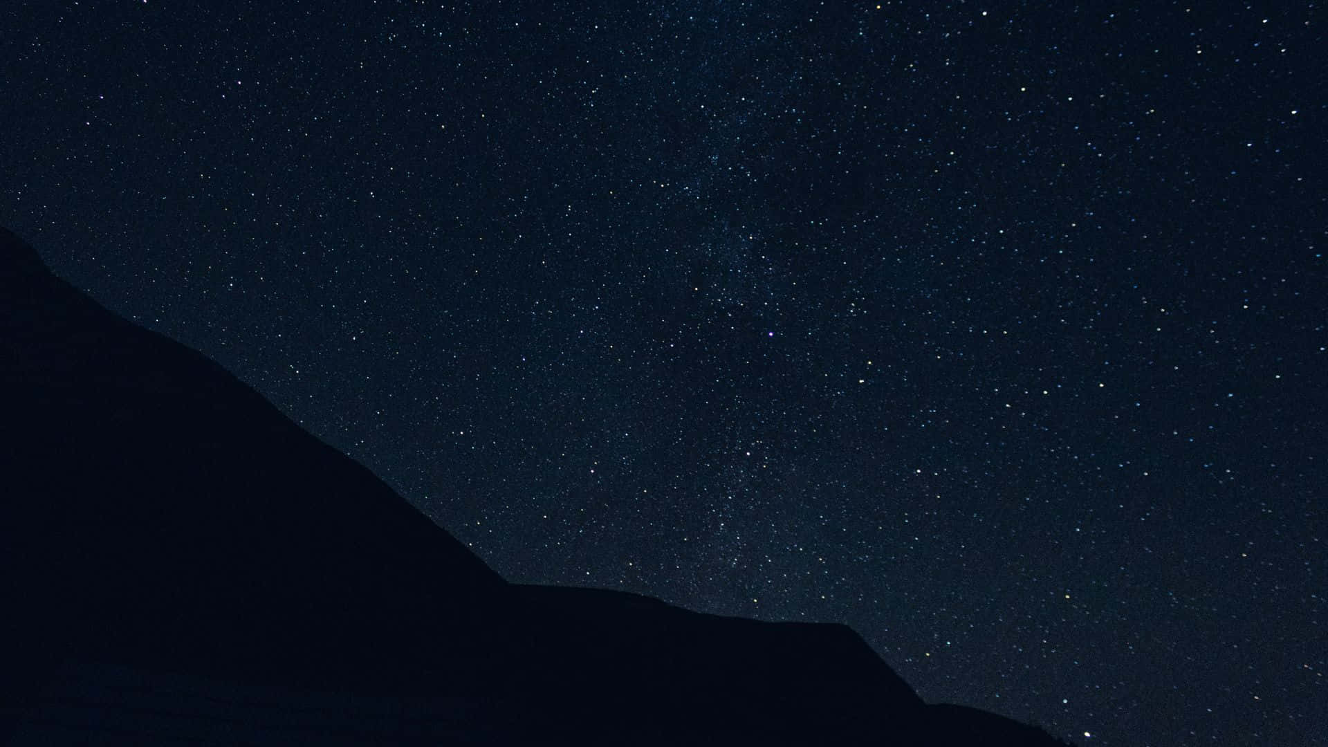 黑夜 桌布 壁紙 — 星空夜空，銀河在黑暗山脈剪影上拱起。
