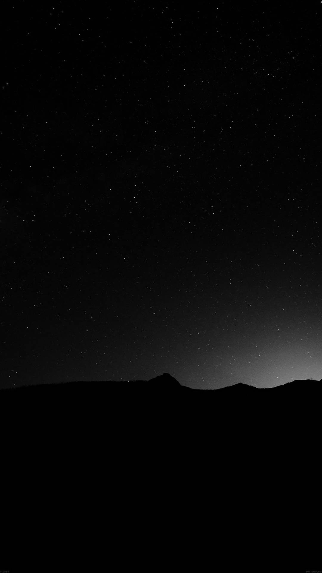 Stars 桌布 壁紙 — 星空夜空下，黑暗山脈剪影襯托漸變地平線光芒。