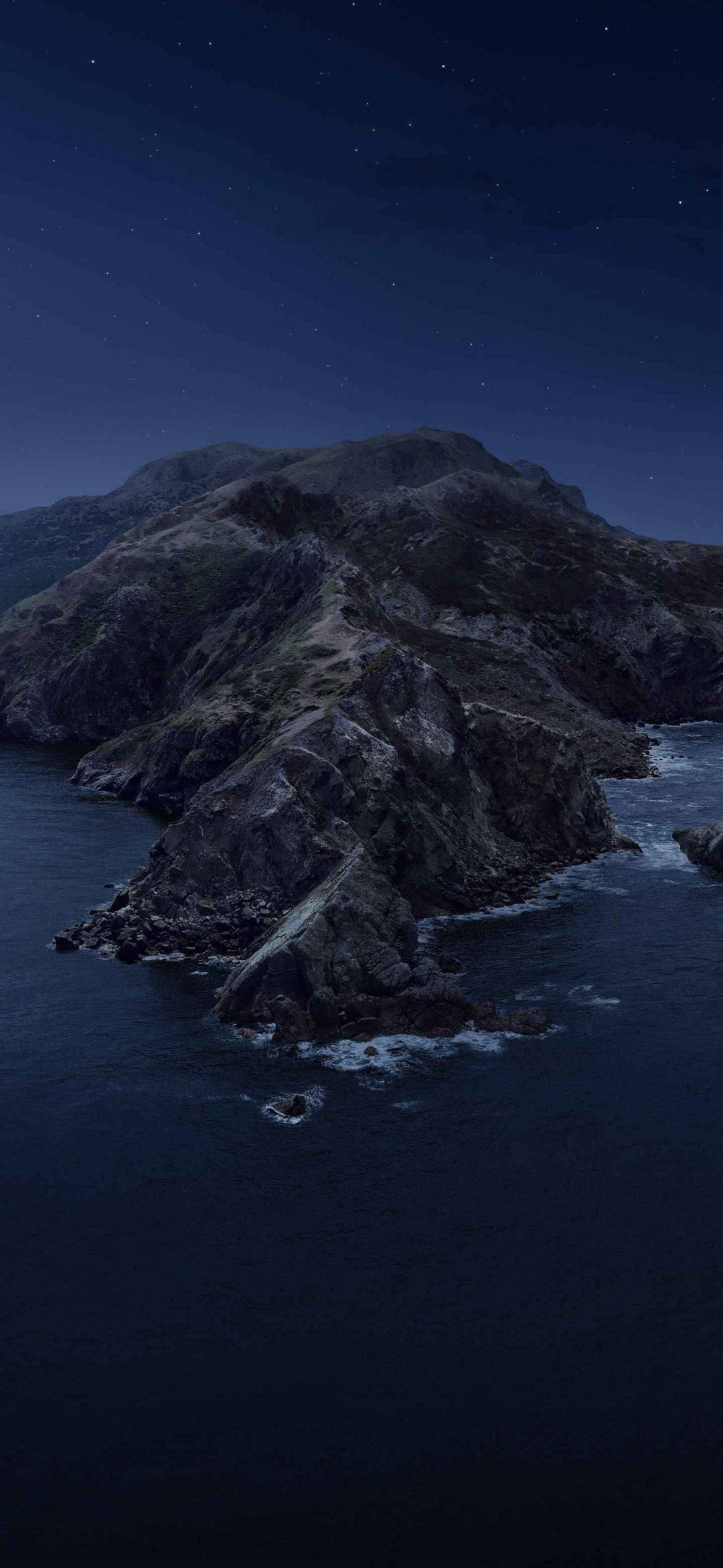 Catalina 桌布 壁紙 — 星空夜空俯瞰著從黑暗海洋中升起的崎嶇海岸山脈。