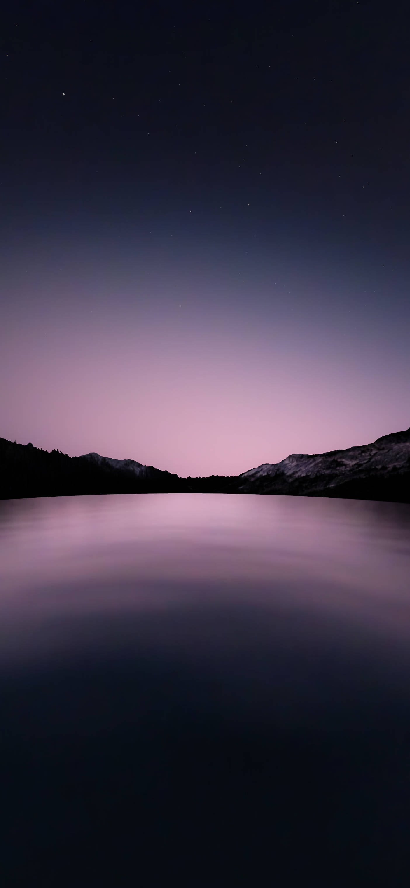 桌布 壁紙 — 星空夜空在平靜的湖面上泛著紫色光芒，倒映出山巒的輪廓。