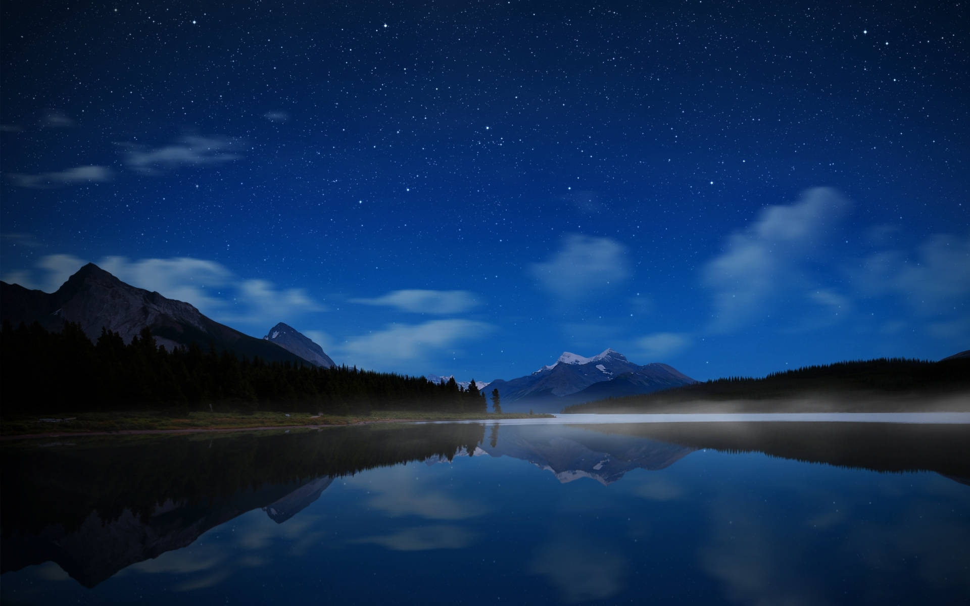 Night Mountain 桌布 壁紙 — 星空夜空完美倒映在由黑暗山脈和薄霧環繞的平靜湖面上。