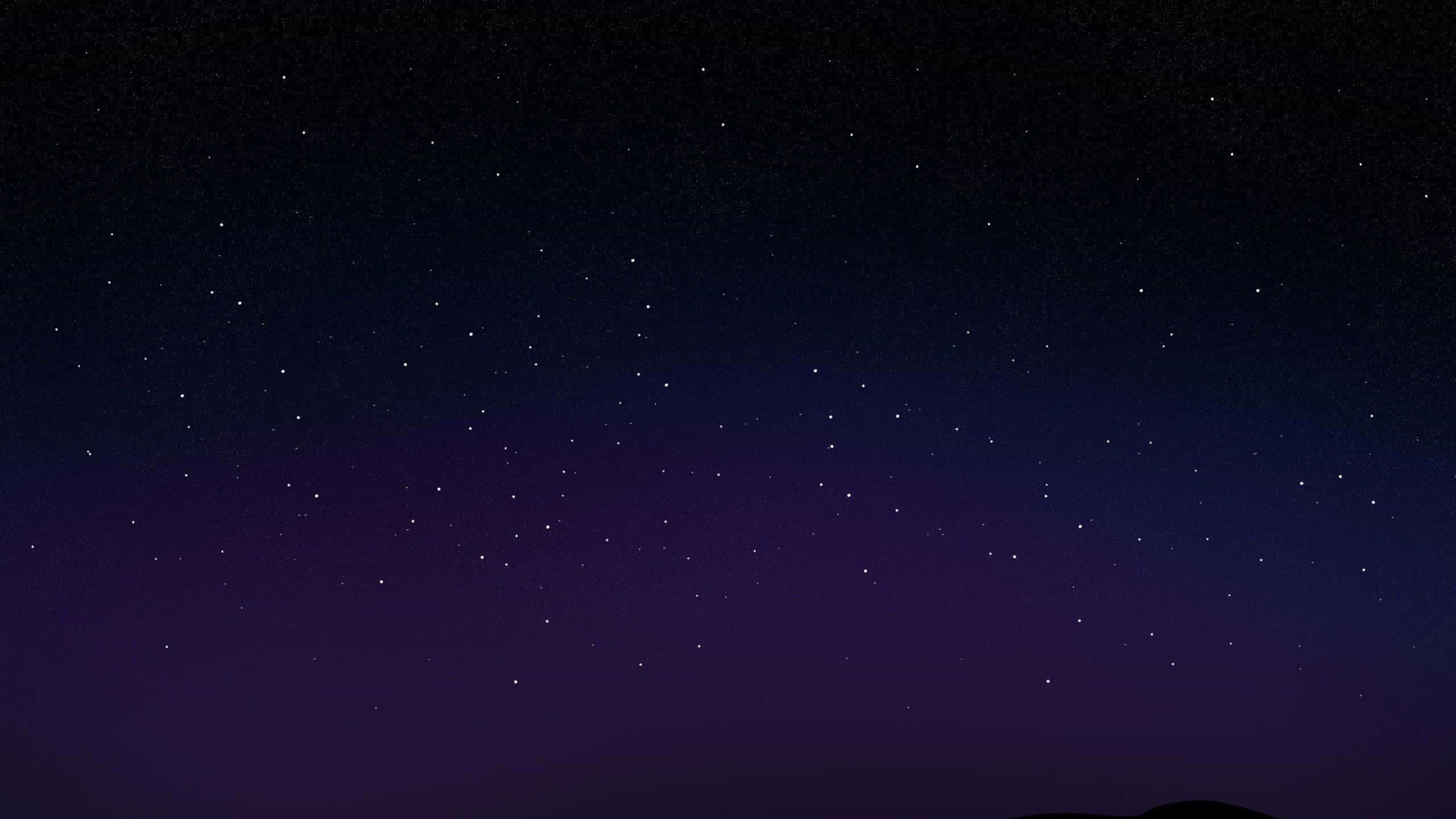 桌布 壁紙 — 星空夜空從深紫色漸變為黑色，籠罩在遠山暗影之上。
