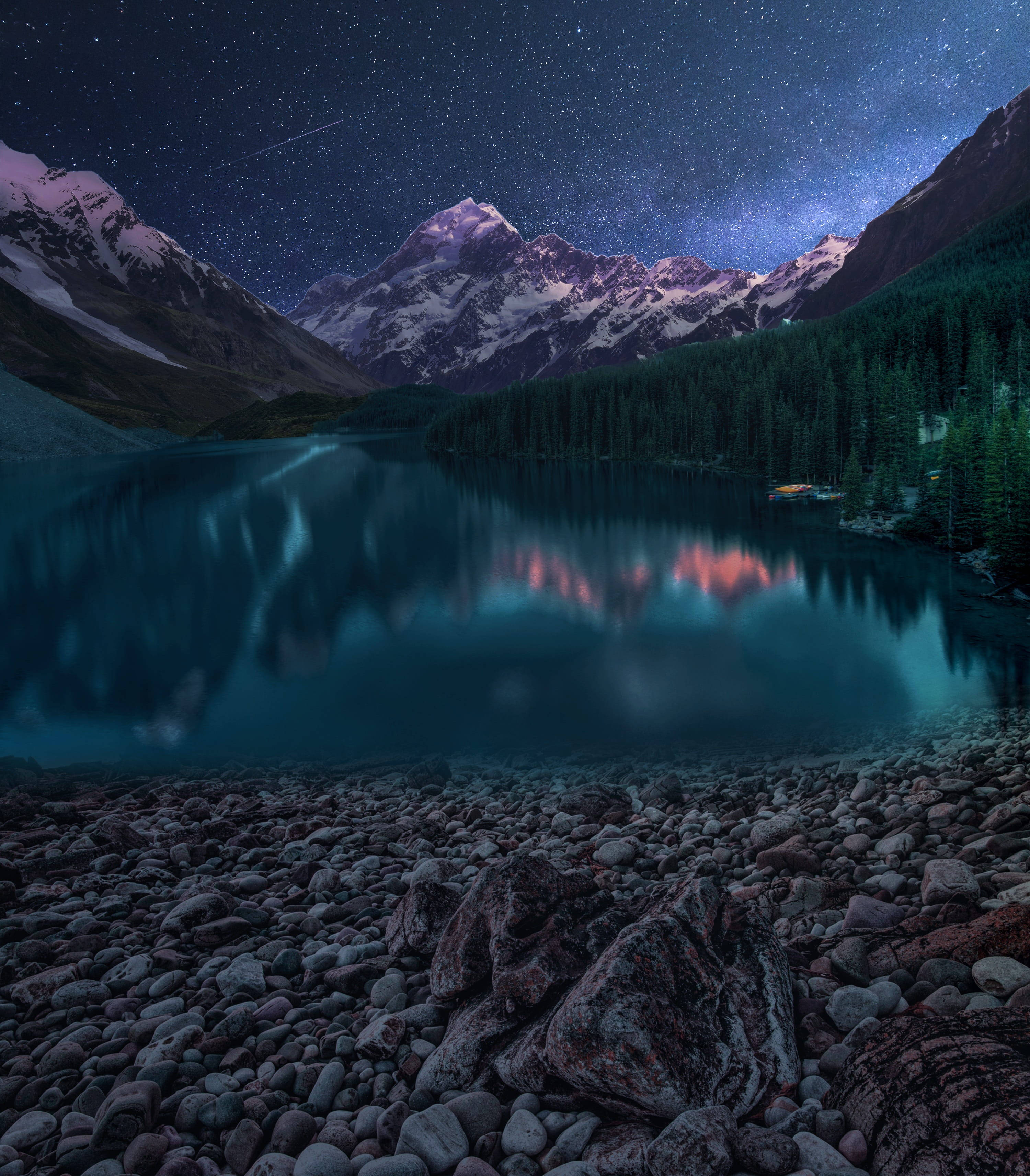 山脈 桌布 壁紙 — 星空夜空映照在寧靜的高山湖泊上，四周環繞著積雪的山峰和常綠森林。