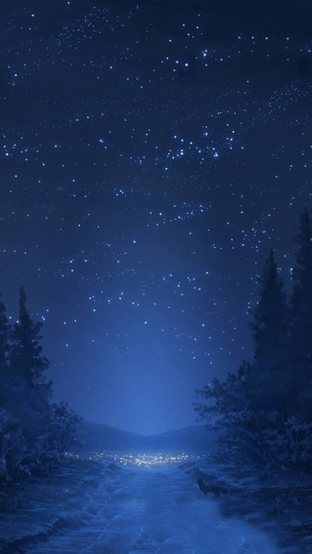 Cool Android 桌布 壁紙 — 星空夜空覆蓋著一條通往遠方發光小鎮的積雪森林小徑。