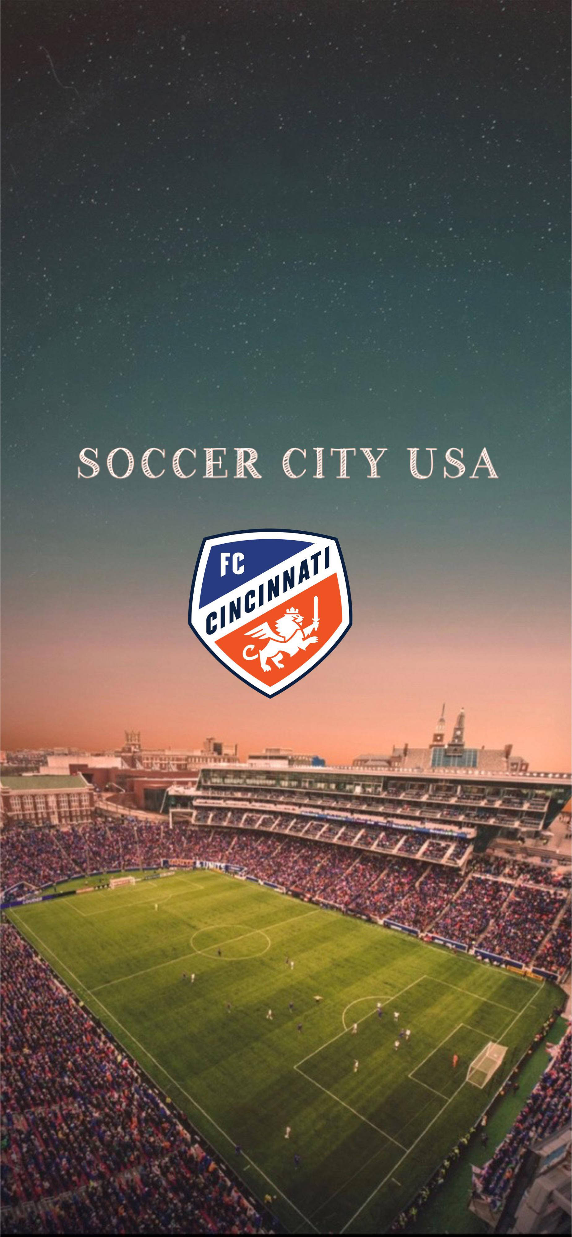 足球 桌布 壁紙 — 星空暮色下擠滿觀眾的足球場鳥瞰圖，中央有「Soccer City USA」和FC辛辛那提標誌。