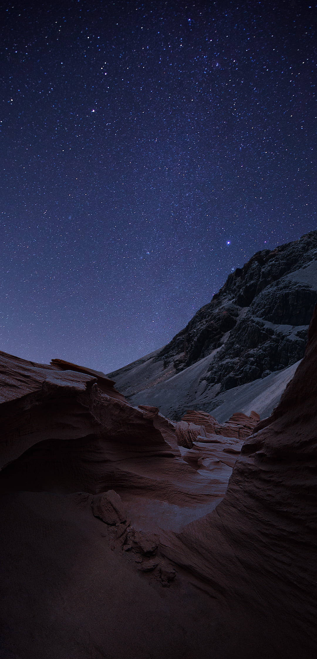 風景 桌布 壁紙 — 星空籠罩著崎嶇的山峽谷，山峰上覆蓋著白雪，並有紋理豐富的紅色岩層。