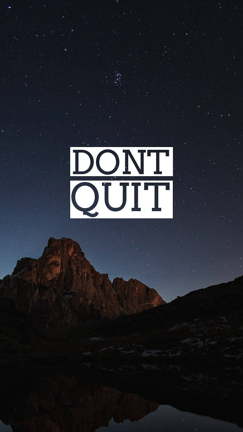 星空下的山頂，水面上倒映著勵志文字「dont quit」。 — 勵志手機桌布 壁紙