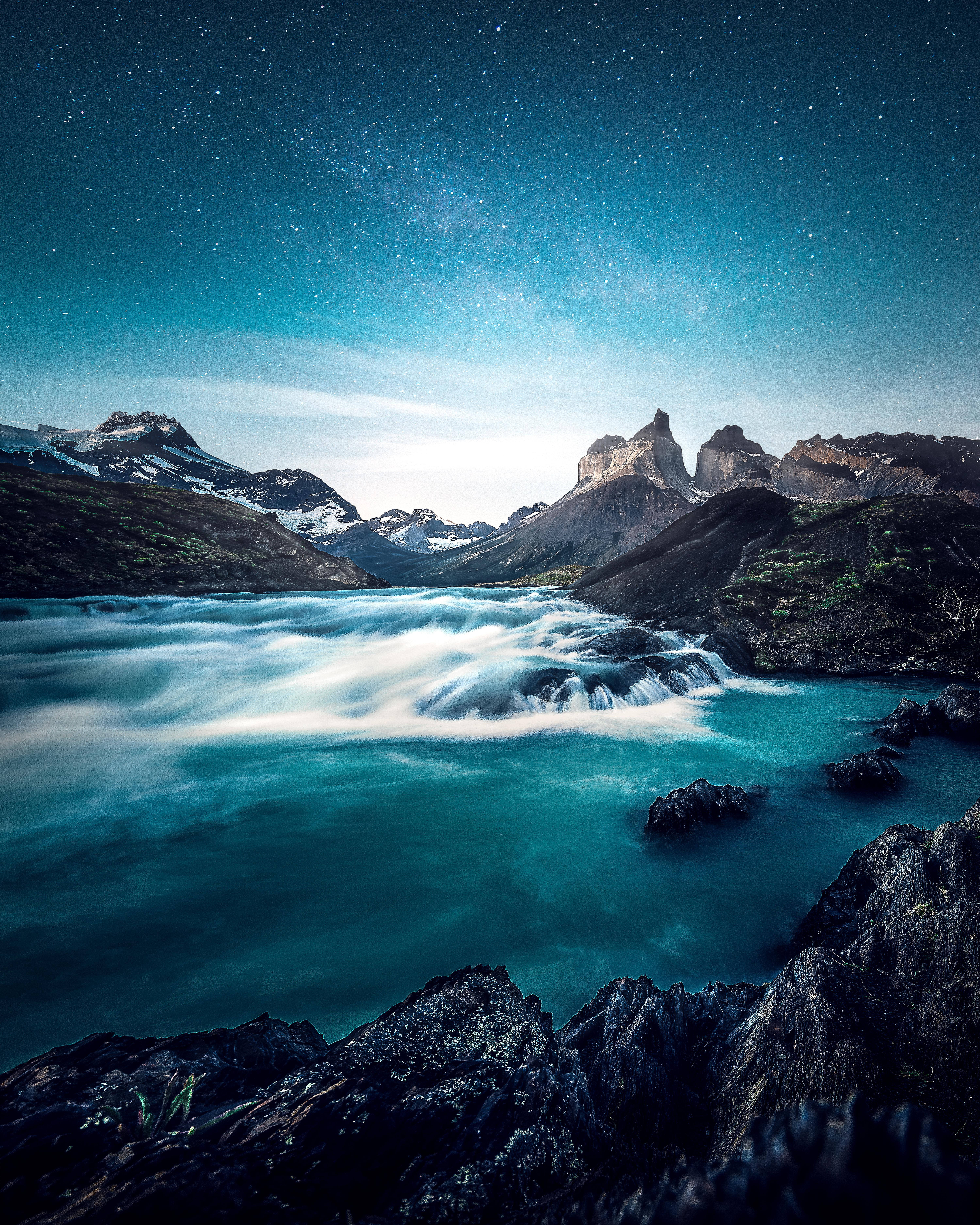 瀑布 桌布 壁紙 — 星空籠罩著碧綠的河流，流經崎嶇的山脈，山頂積雪。