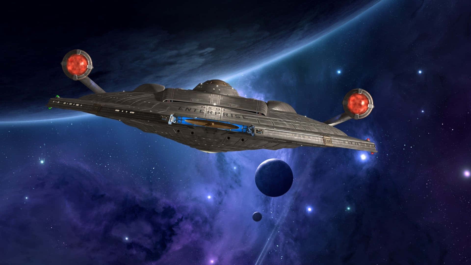 銀河 桌布 壁紙 — 星艦企業號在充滿活力的星雲中滑行，引擎發出紅色光芒，下方有一顆藍色行星。