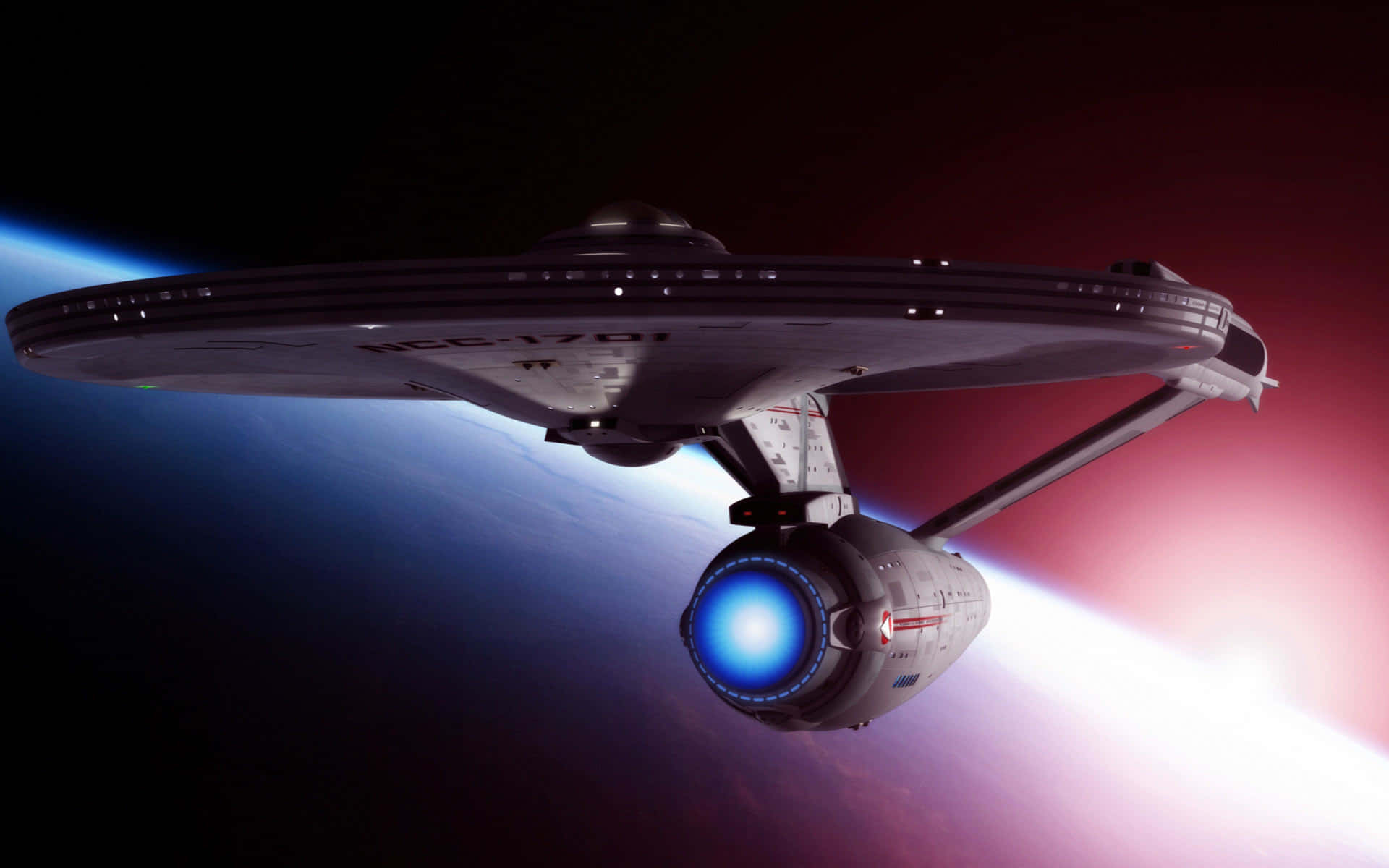 Starship 桌布 壁紙 — 星艦企業號在漸變的紅色和藍色天空背景下，掠過一顆帶有發光藍色引擎的行星。