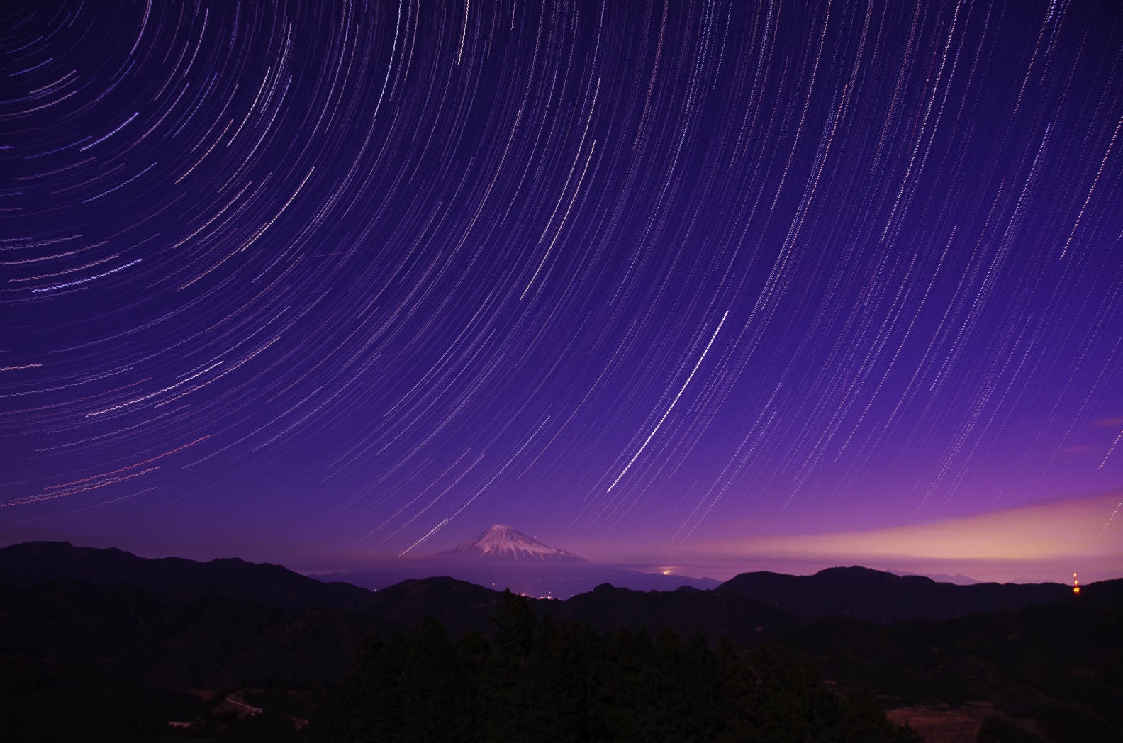 藝術 桌布 壁紙 — 星軌在夜晚的深紫色天空中，越過白雪覆蓋的富士山頂，劃出弧線。