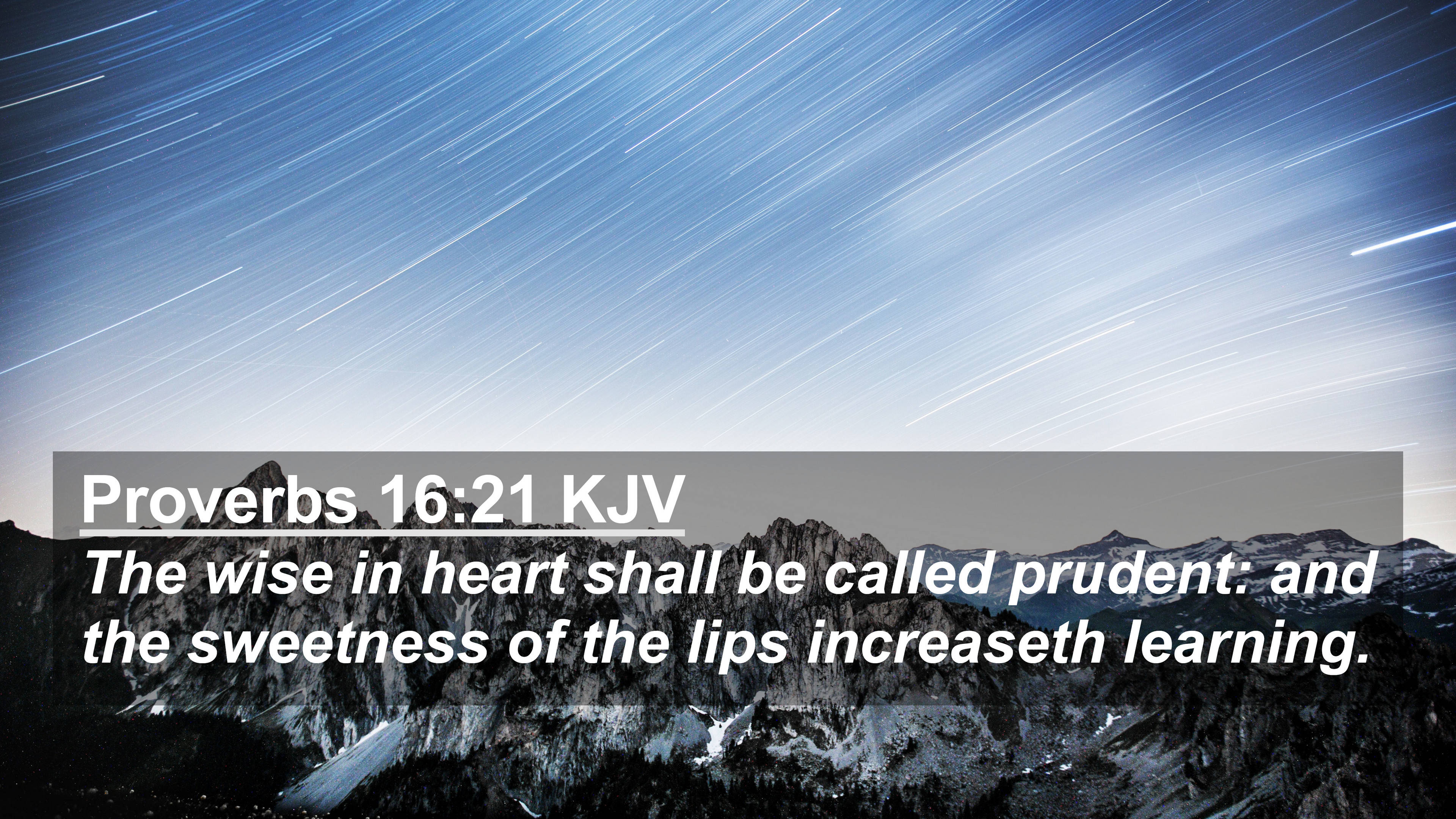 Bible Quotes 桌布 壁紙 — 星軌在暮色天空中劃過，覆蓋著雪的山峰之上有聖經經文疊加。