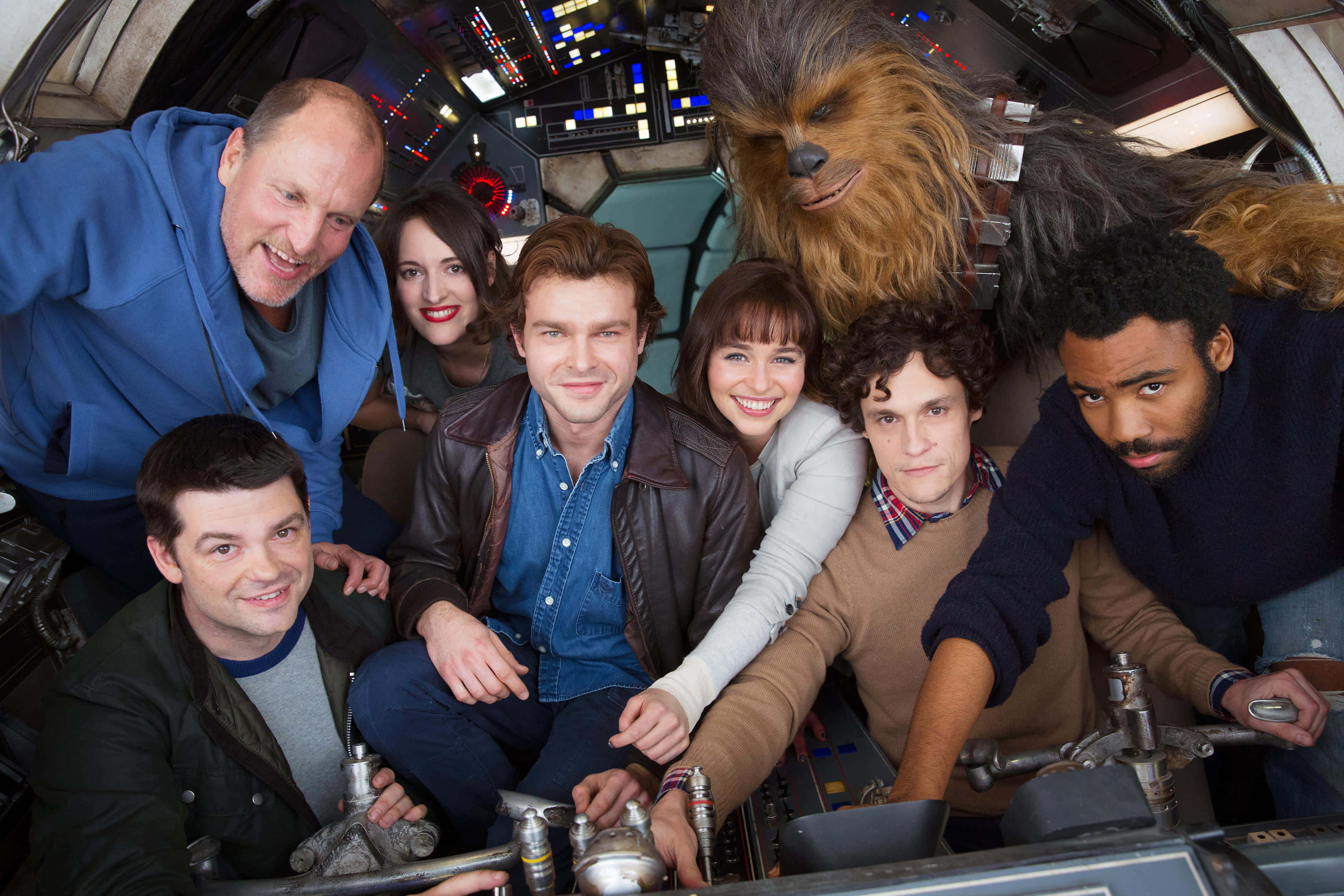 Solo A Star Wars Story 桌布 壁紙 — 《星際大戰：原力覺醒》的演員與丘巴卡一起在千年鷹號的駕駛艙內合照。