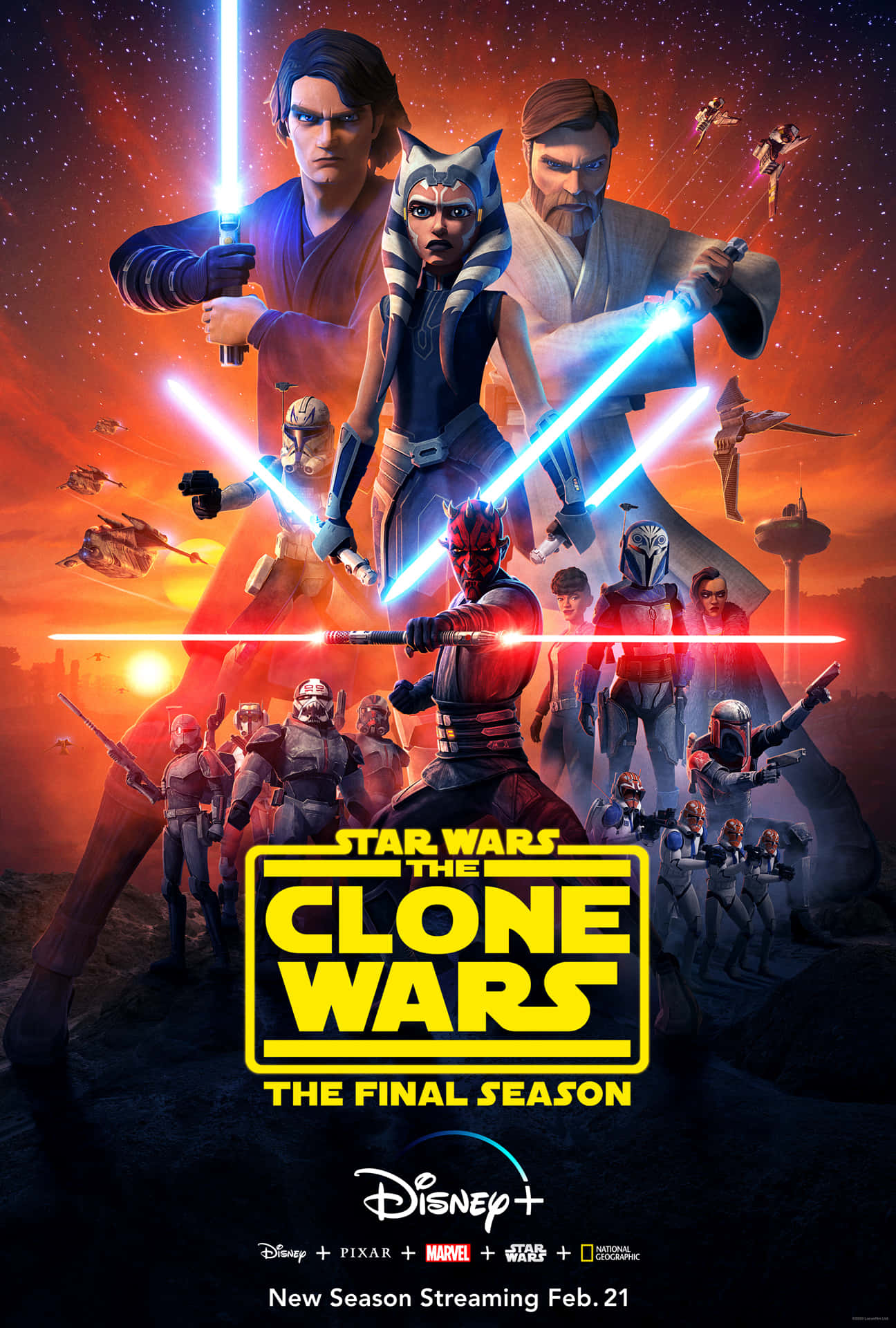 The Clone Army 桌布 壁紙 — 星際大戰：複製人之戰角色以發光光劍對決，背景是熾熱的日落天空，有星際戰艦飛過。