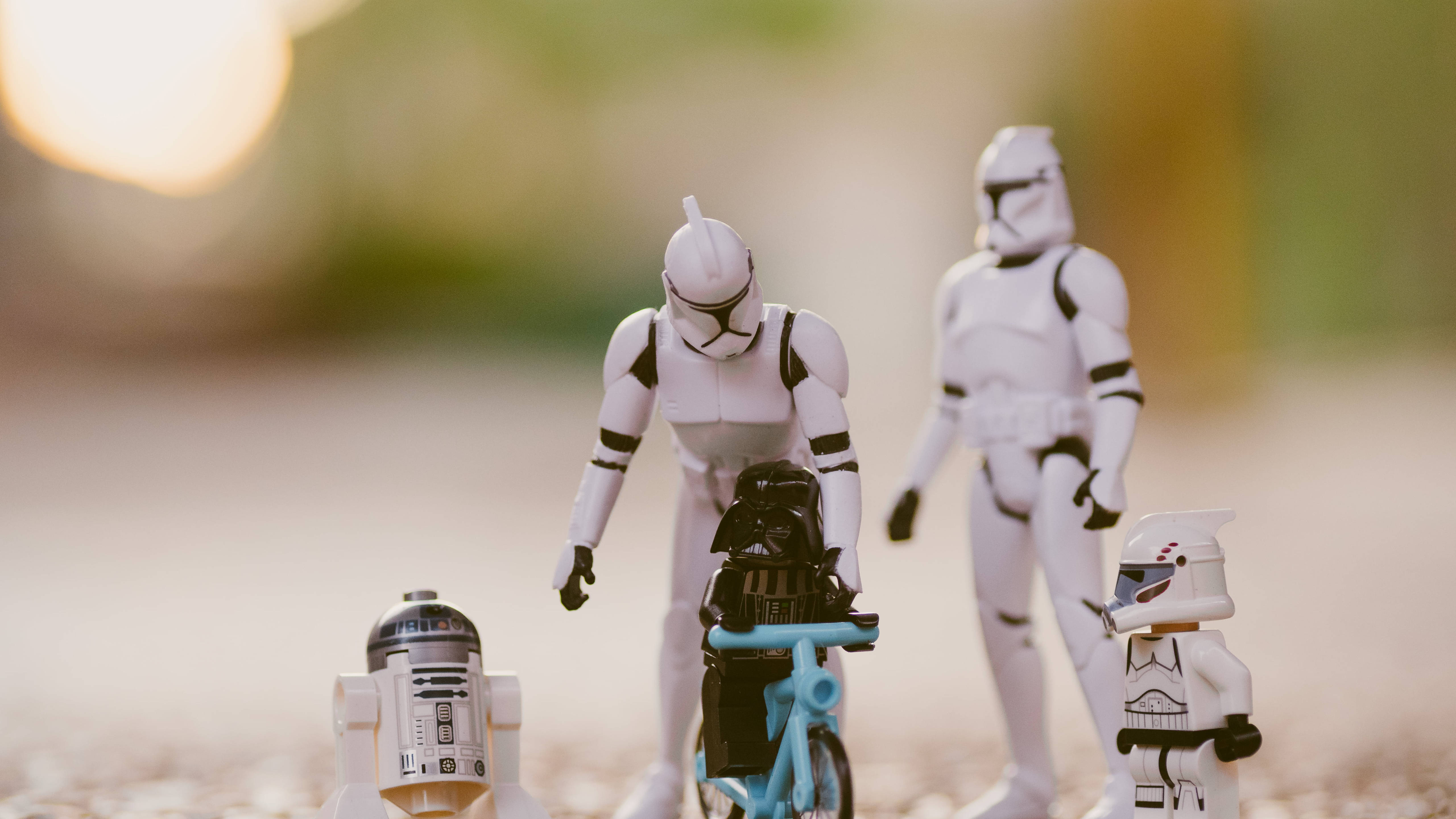 Vader 桌布 壁紙 — 星際大戰動作人偶，包括達斯維達騎單車，與暴風兵和R2-D2在淺景深場景中。