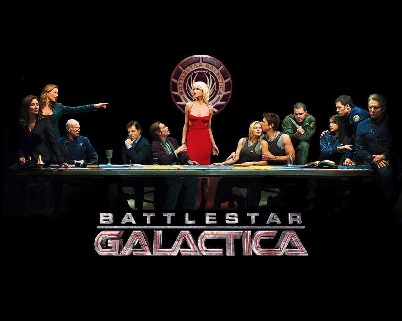 battlestar galactica 桌布 壁紙 — 《星際大爭霸》的演員們在一個黑暗的房間裡戲劇性地圍繞著一張桌子擺姿勢，身後是節目的標誌。
