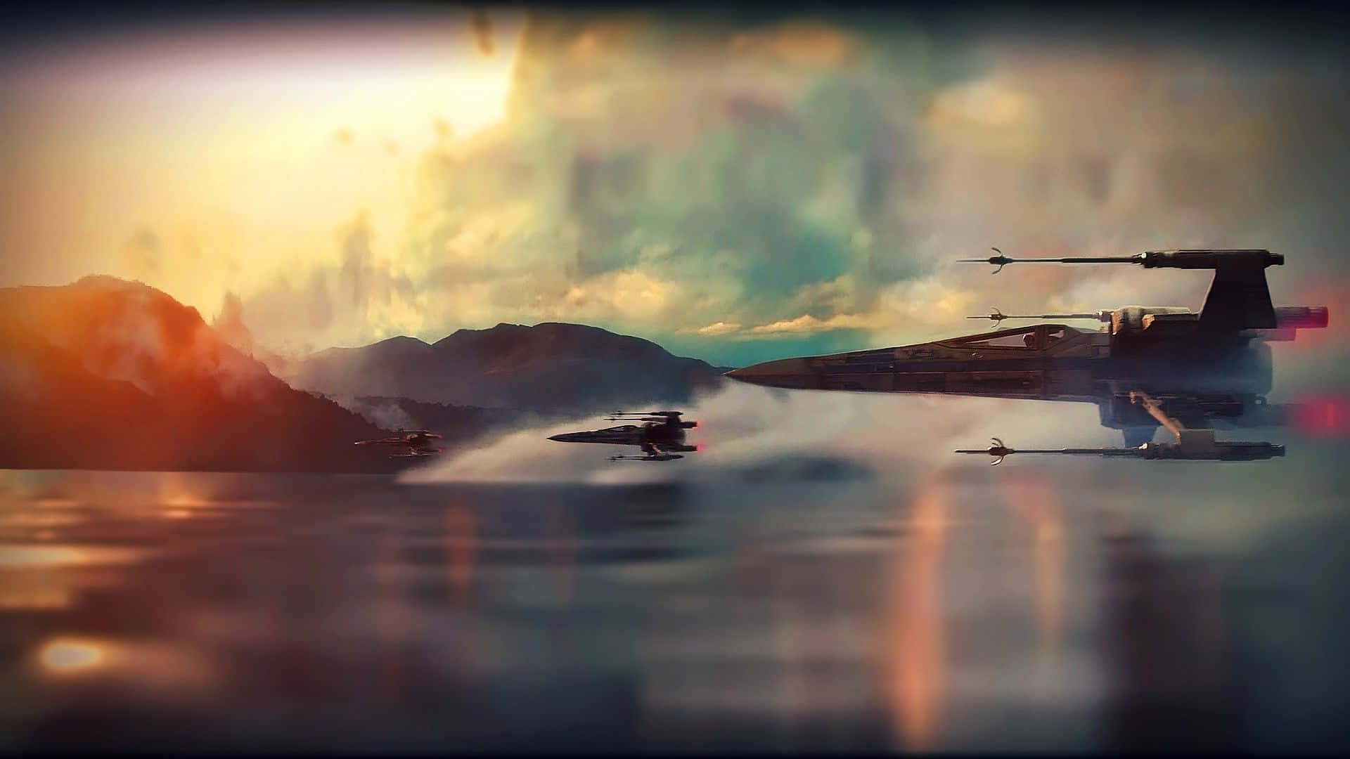 Star Wars X Wing 桌布 壁紙 — 星際戰士在日落時低飛過霧氣瀰漫的水面，背景有山巒。