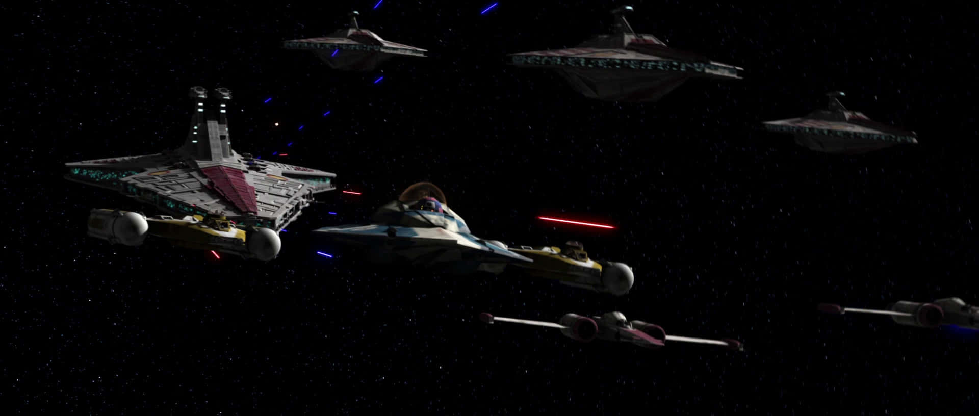 The Z-95 Headhunter 桌布 壁紙 — 星際戰機與主力艦在星空中戰鬥，雷射光束劃過太空。