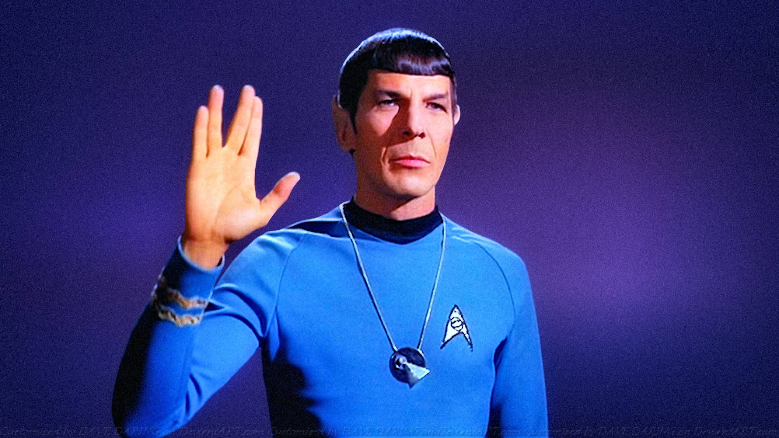 Spock 桌布 壁紙 — 《星際爭霸戰》中的史巴克舉起手做出瓦肯舉手禮，背景為深紫色。
