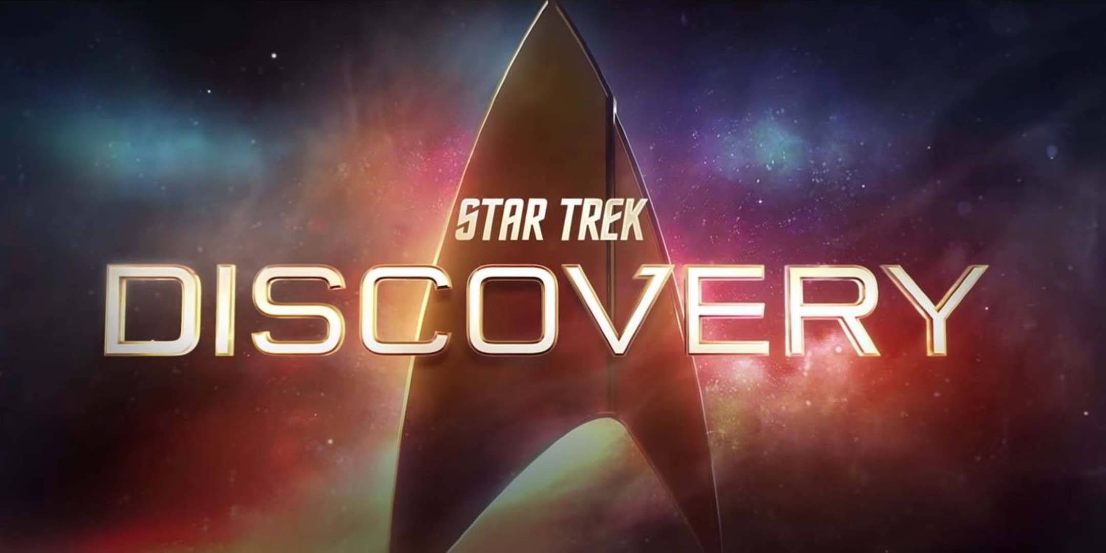 Discovery 桌布 壁紙 — 《星際爭霸戰：發現號》標誌在充滿活力的宇宙星雲中發光，帶有旋轉的紅色、紫色和藍色。