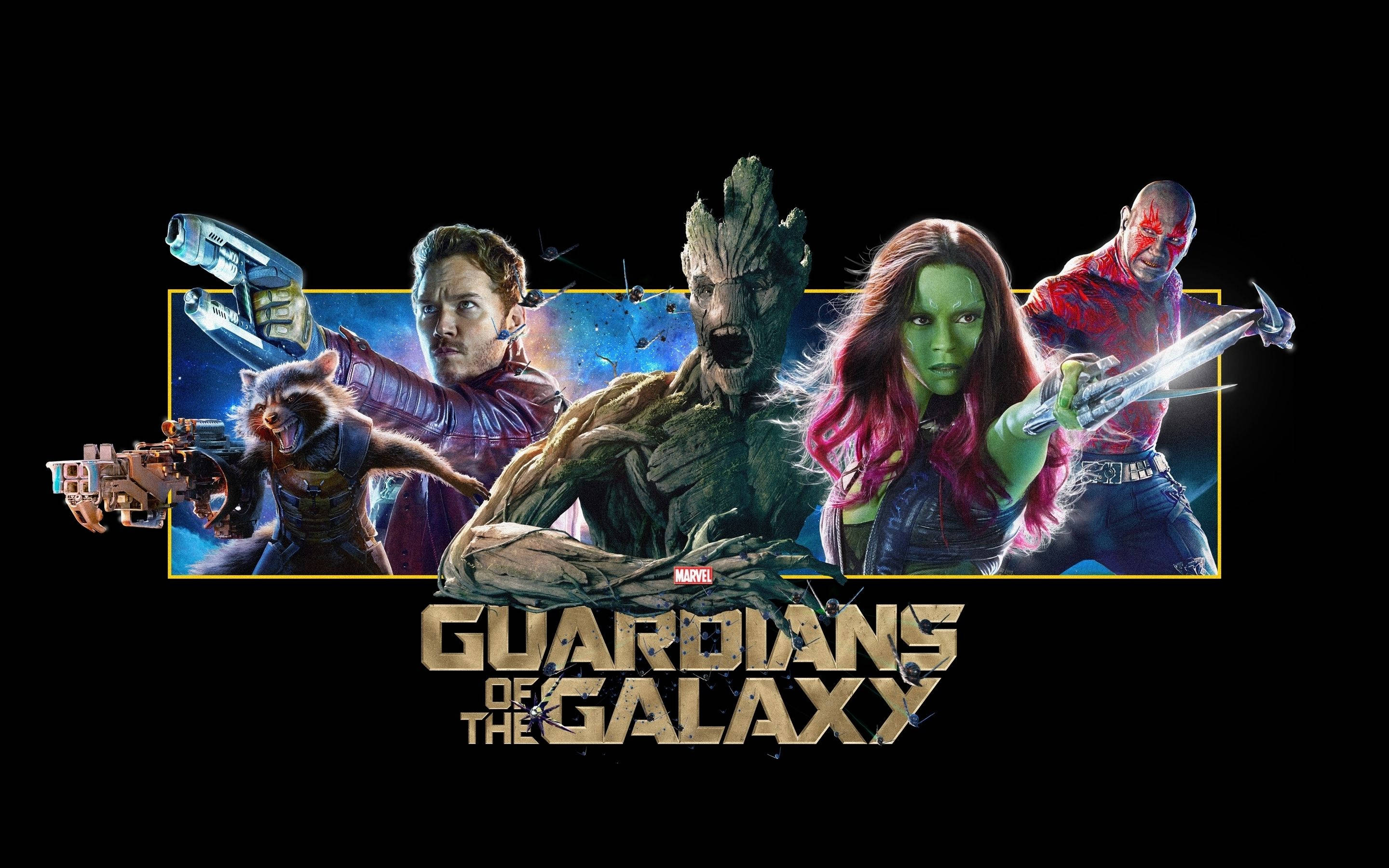 4K Guardians Of The Galaxy 桌布 壁紙 — 星際異攻隊團隊在宇宙背景下以發光武器和粗體標題文字英勇地擺出姿勢。