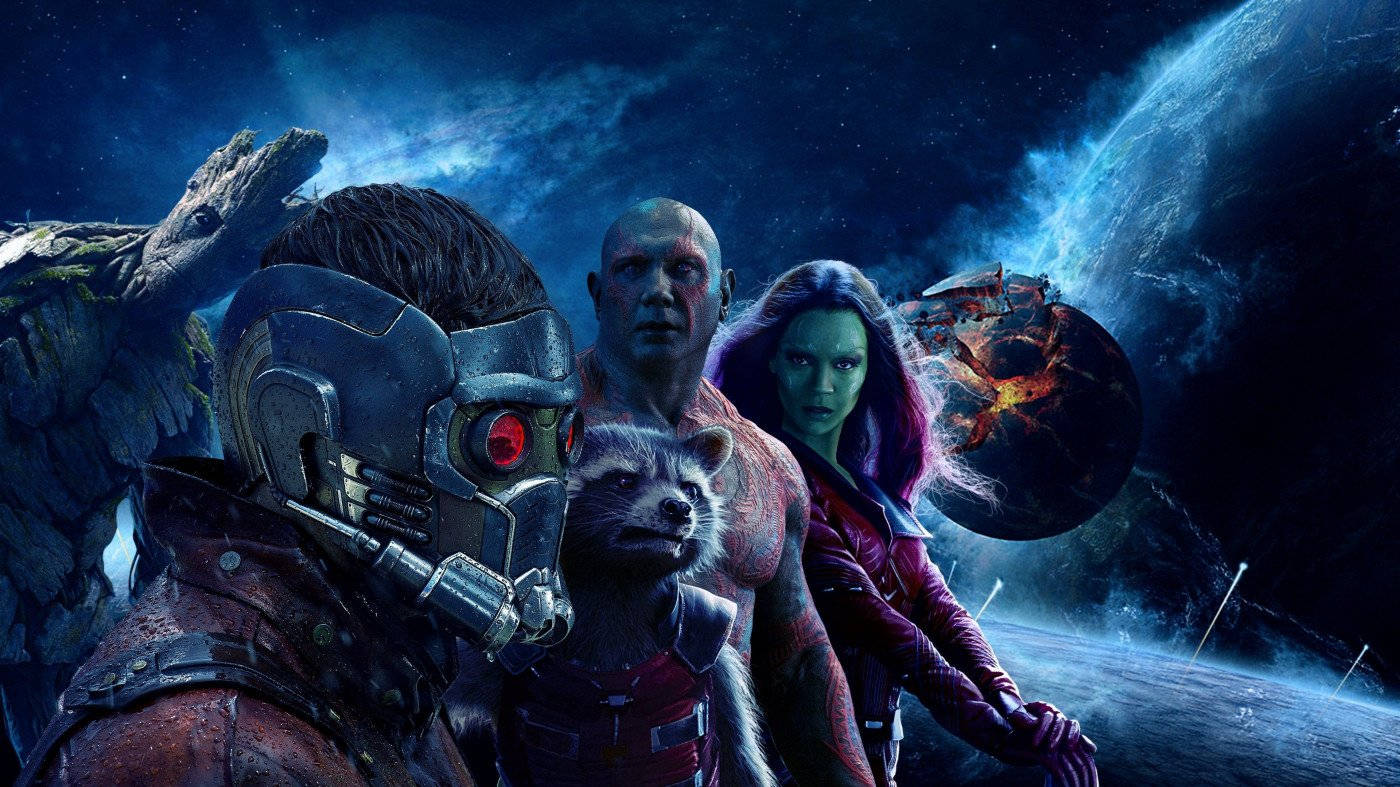 火箭 桌布 壁紙 — 星際異攻隊英雄地站在宇宙背景下，行星和星場閃爍著深藍和紫色。