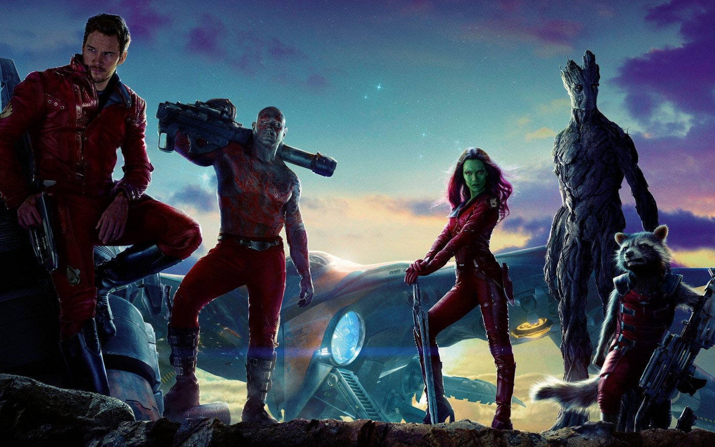4K Guardians Of The Galaxy 桌布 壁紙 — 星際異攻隊英雄般地站在岩石露頭上，背景是充滿活力的暮色天空，身後有一艘太空船。