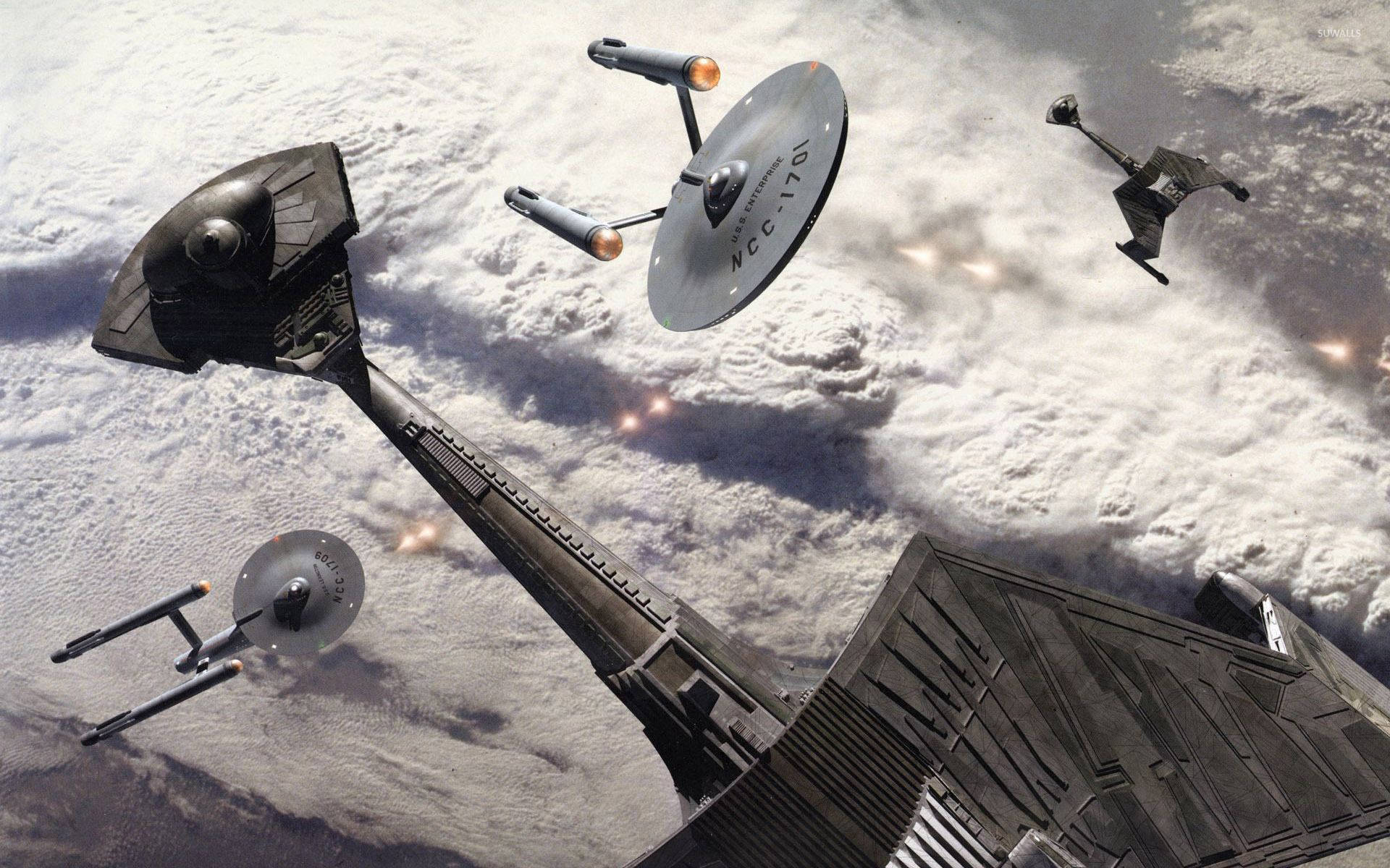 Starship 桌布 壁紙 — 星際艦隊的船艦和一艘克林貢戰鳥在行星雲層覆蓋的表面上方戰鬥。
