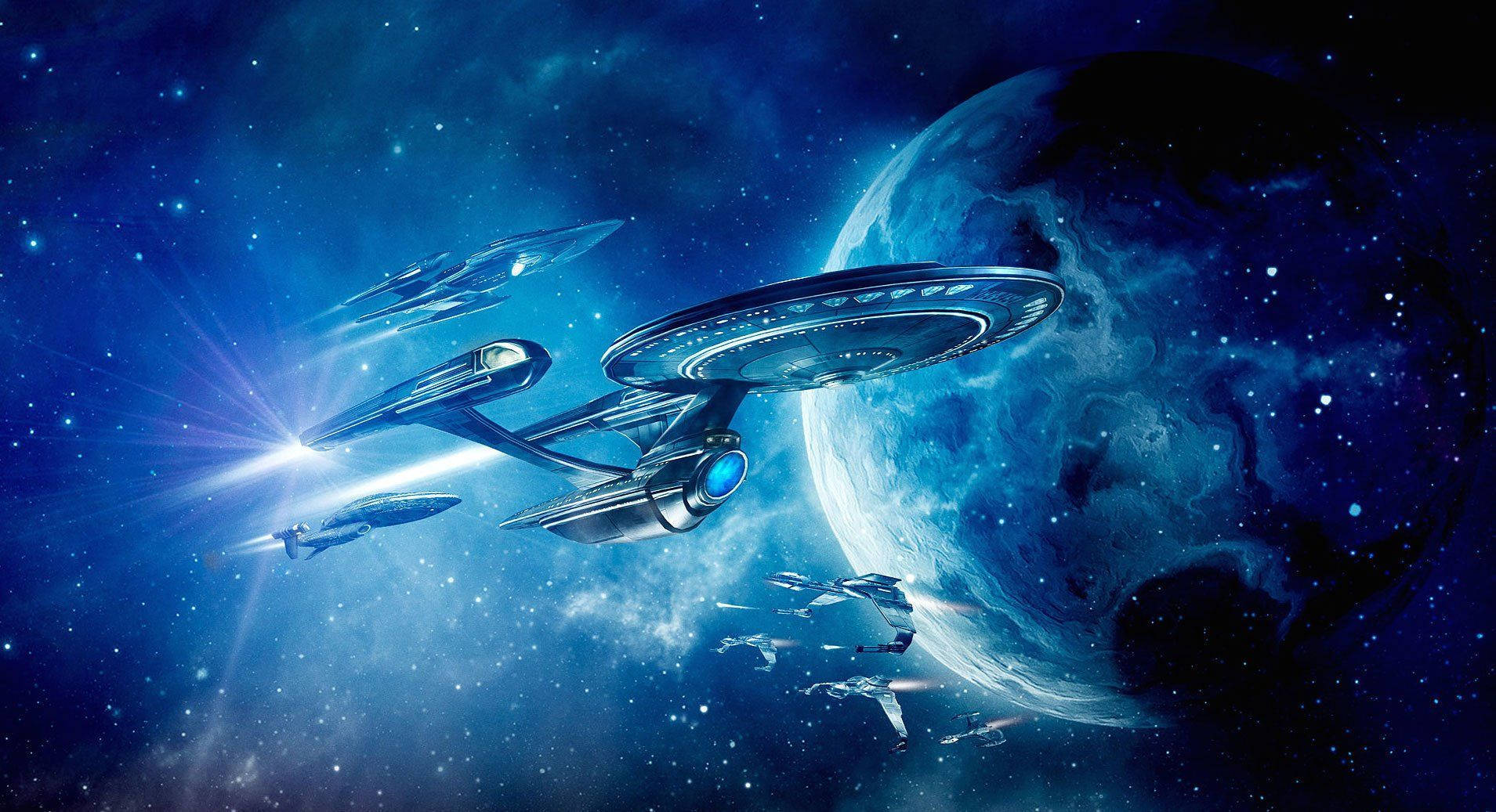 Discovery 桌布 壁紙 — 星際艦隊的飛船在星光燦爛的太空中，靠近一個帶有發光引擎的旋轉藍色行星翱翔。