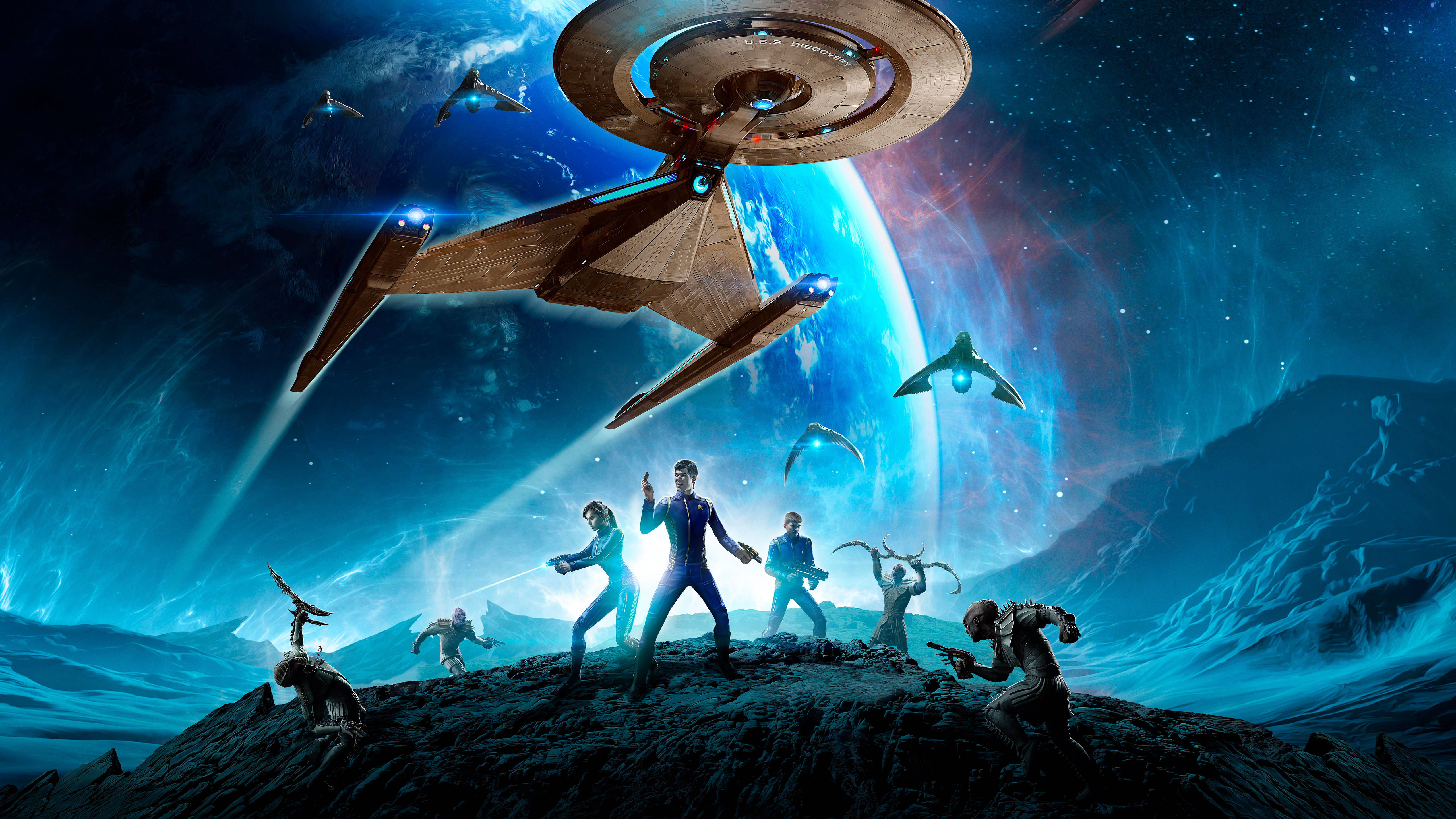 Discovery 桌布 壁紙 — 星際艦隊船員站在外星行星上，企業號星艦在發光的藍色行星和星雲上方盤旋。