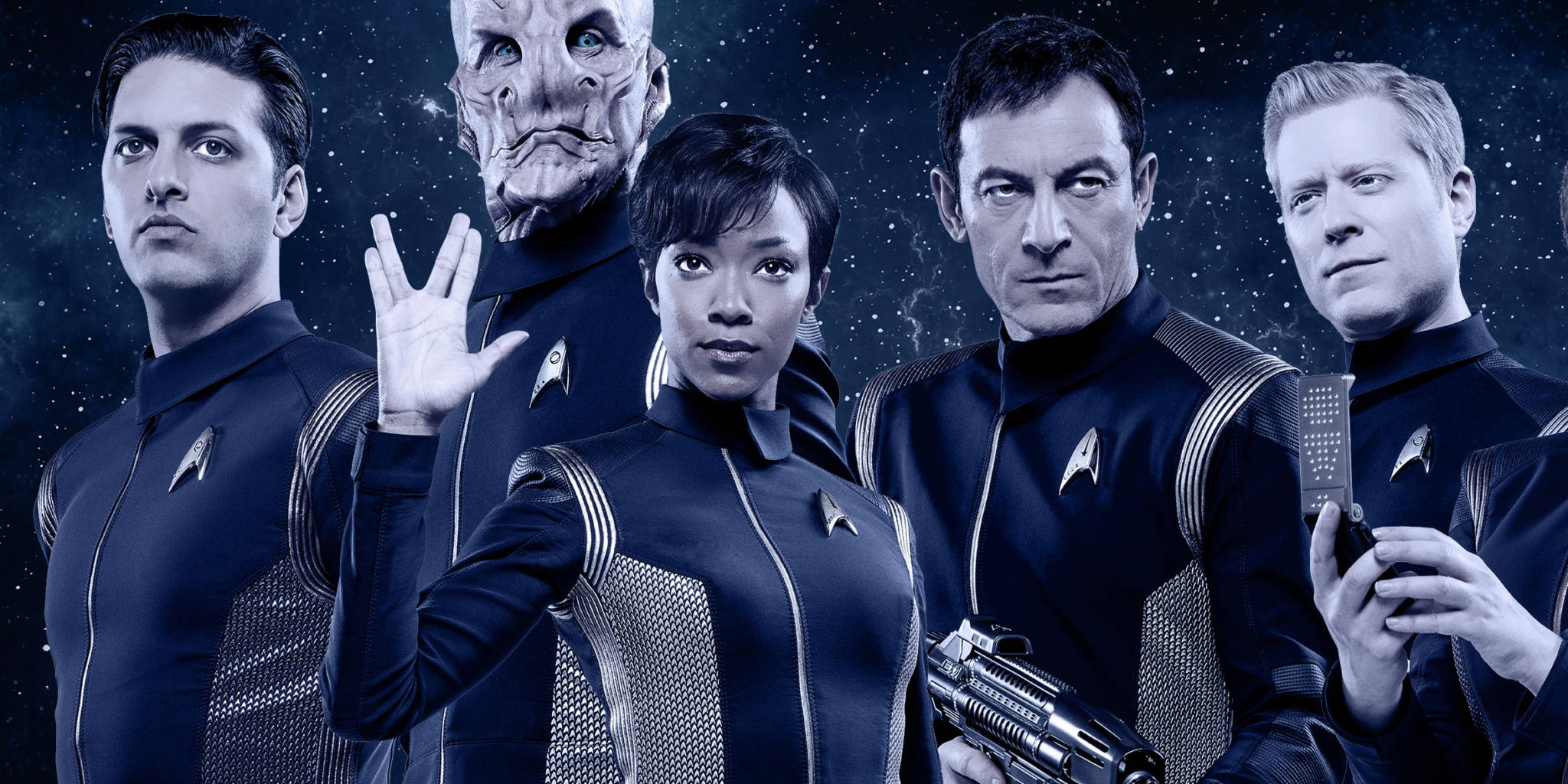 Discovery 桌布 壁紙 — 星際艦隊船員身穿深色制服，在星空背景下擺姿勢，其中一人舉手做出瓦肯舉手禮。