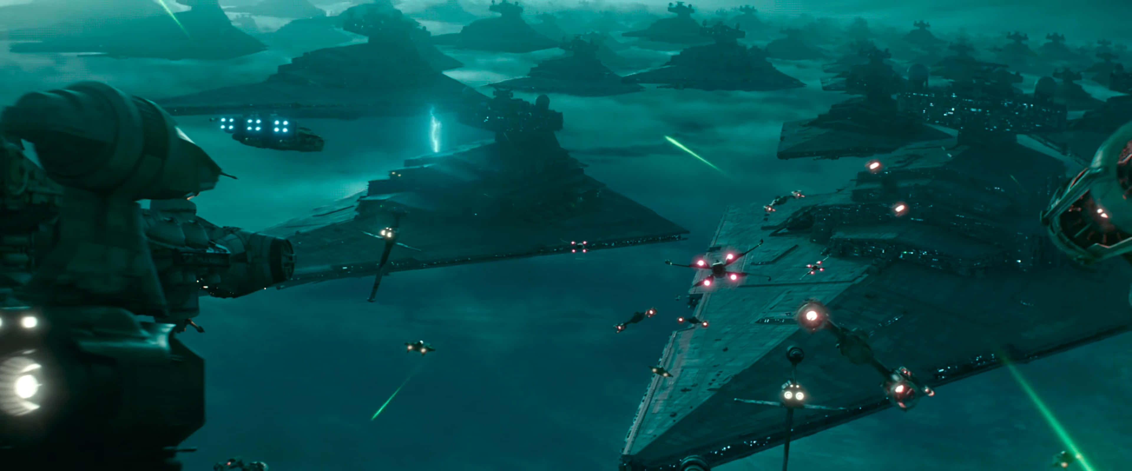 The Battle Of Exegol 桌布 壁紙 — 星際驅逐艦和星際戰鬥機在暴風雨的天空下，在青綠色的外星海洋中戰鬥。