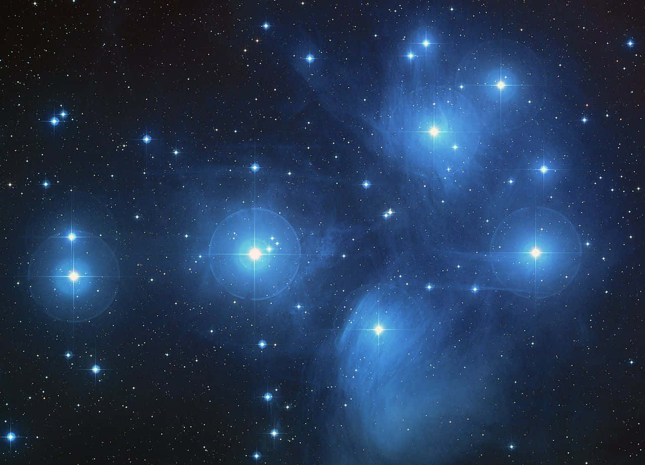 太空 桌布 壁紙 — 昴宿星團在黑暗宇宙背景下閃耀著燦爛藍色星光的壯麗景觀。