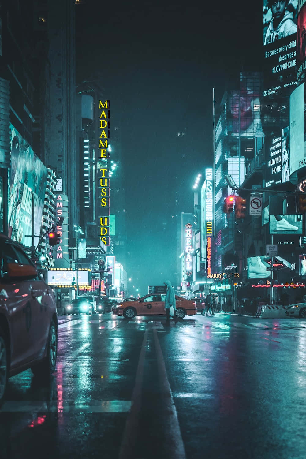 Night Street 桌布 壁紙 — 時代廣場一個雨夜，霓虹燈牌在濕漉漉的人行道上反射，一輛黃色的士駛過繁華的都市景象。