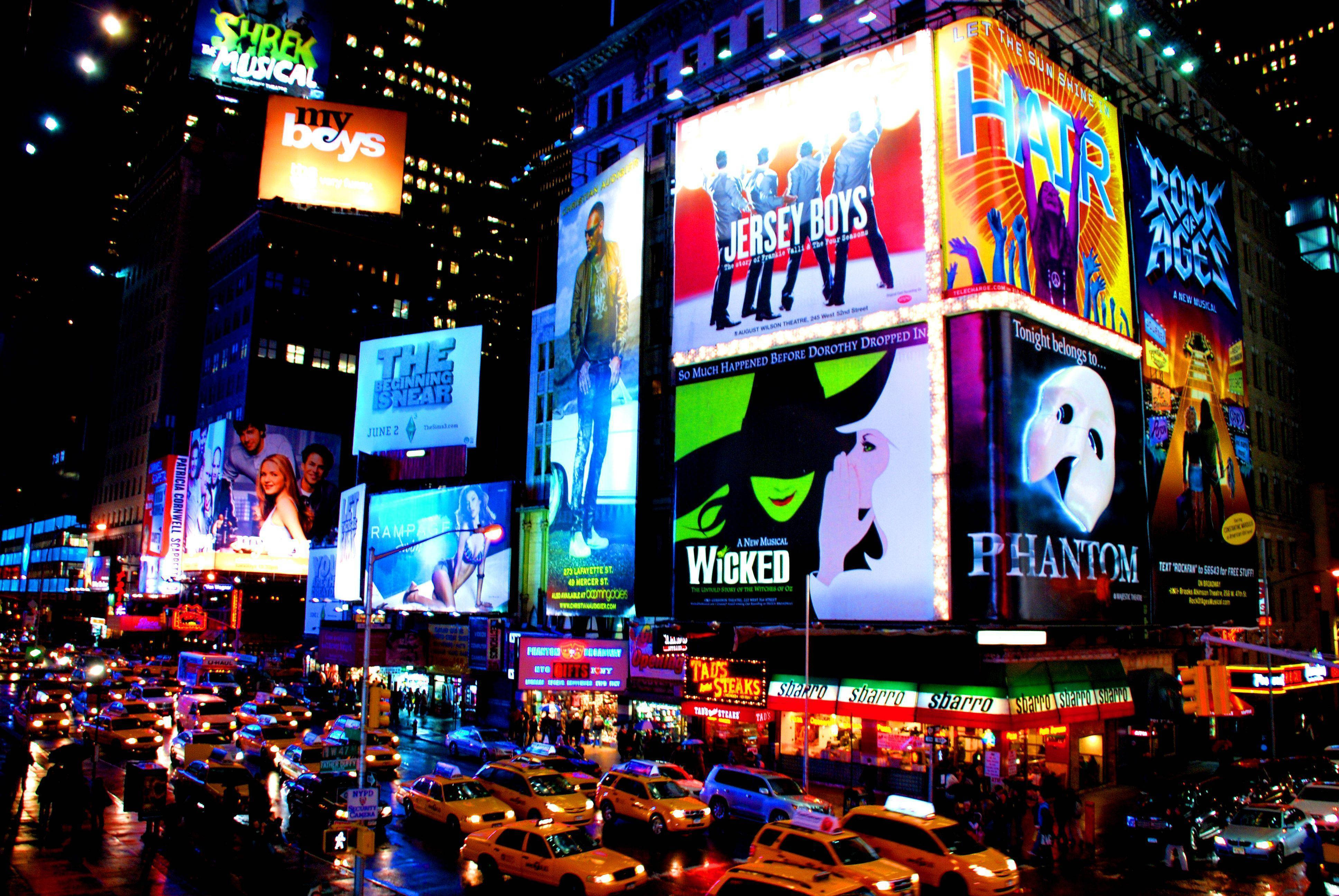 Broadway 桌布 壁紙 — 時代廣場充滿活力的夜景，耀眼的百老匯廣告牌和發光的黃色計程車。
