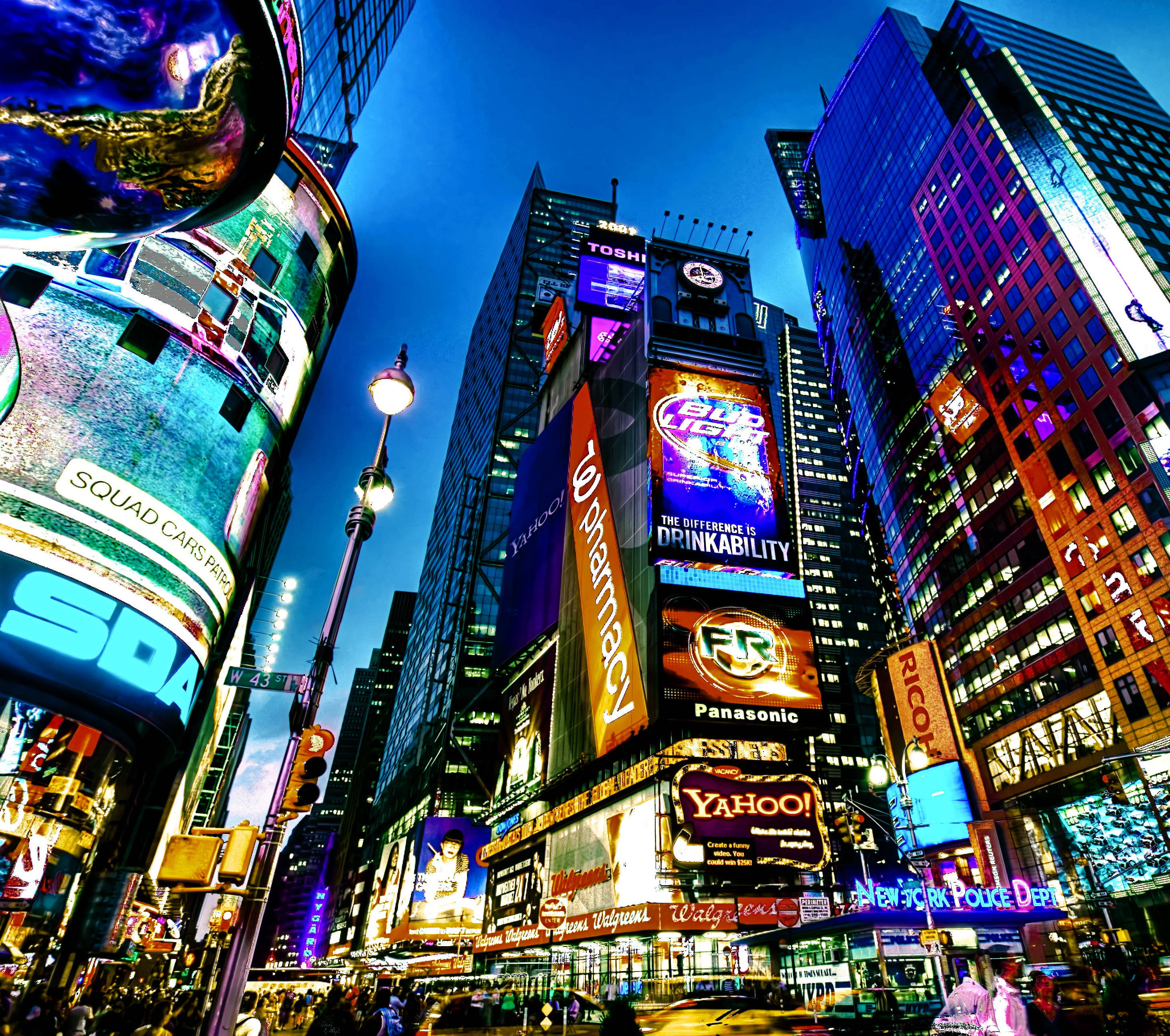 New York Street 桌布 壁紙 — 時代廣場充滿活力的夜景，高聳的摩天大樓閃爍著五彩繽紛的廣告牌，下方人潮湧動。