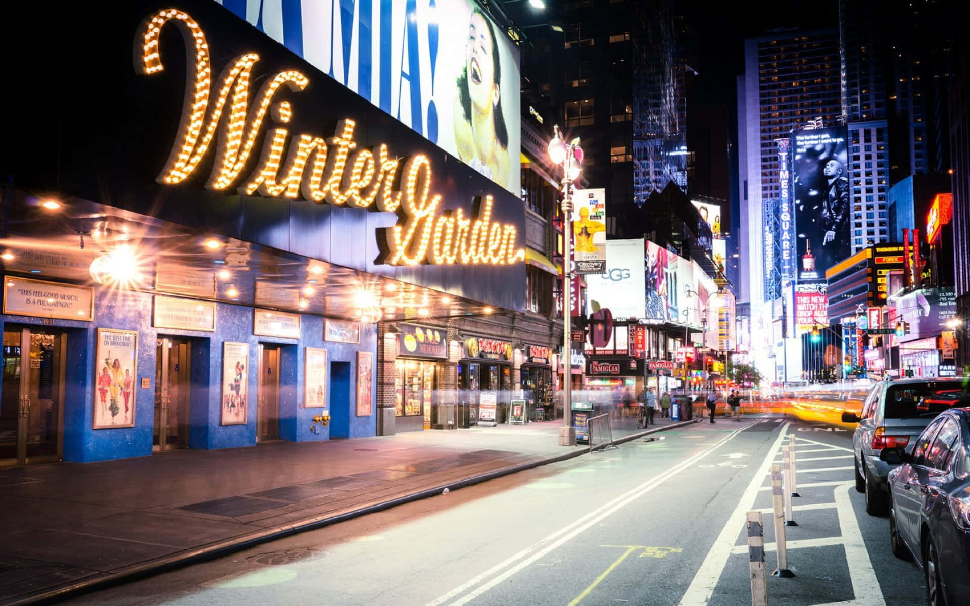 New York 桌布 壁紙 — 時代廣場的迷人夜景，閃爍的廣告牌和汽車燈光劃破濕漉漉的街道。