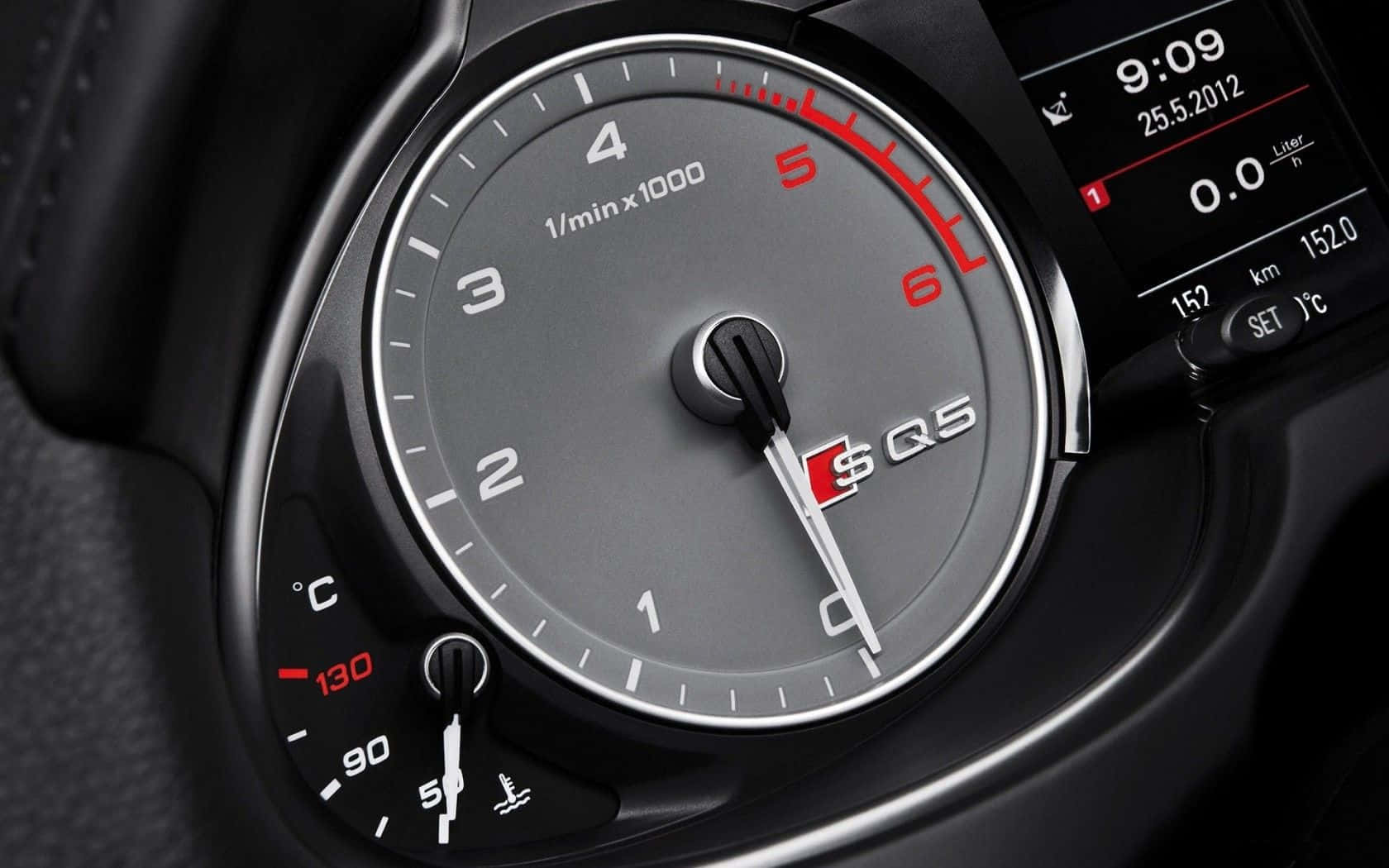 Audi Sq5 桌布 壁紙 — 時尚Audi SQ5轉速錶特寫，指針指向5000rpm，數位顯示螢幕顯示9:09。