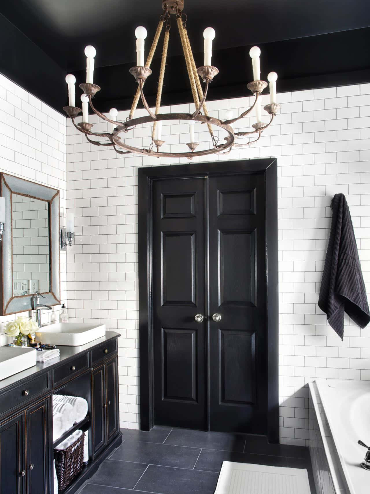 Black And White Bathroom 桌布 壁紙 — 時尚浴室，黑色天花板門和配件與白色地鐵磚和復古吊燈形成對比。